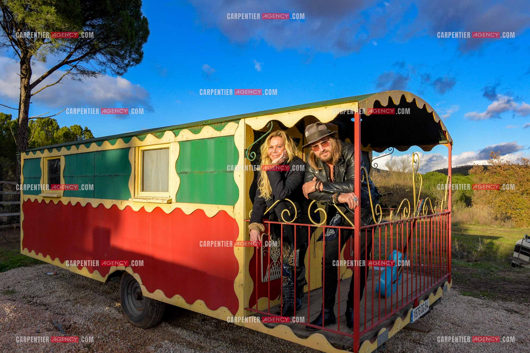 L'actrice Fiona Gélin et son compagnon  le chanteur à la guitare bleue Richard Bauduin dit Richard ChardRy chez les gitans à Vidauban. ( Exclusif )