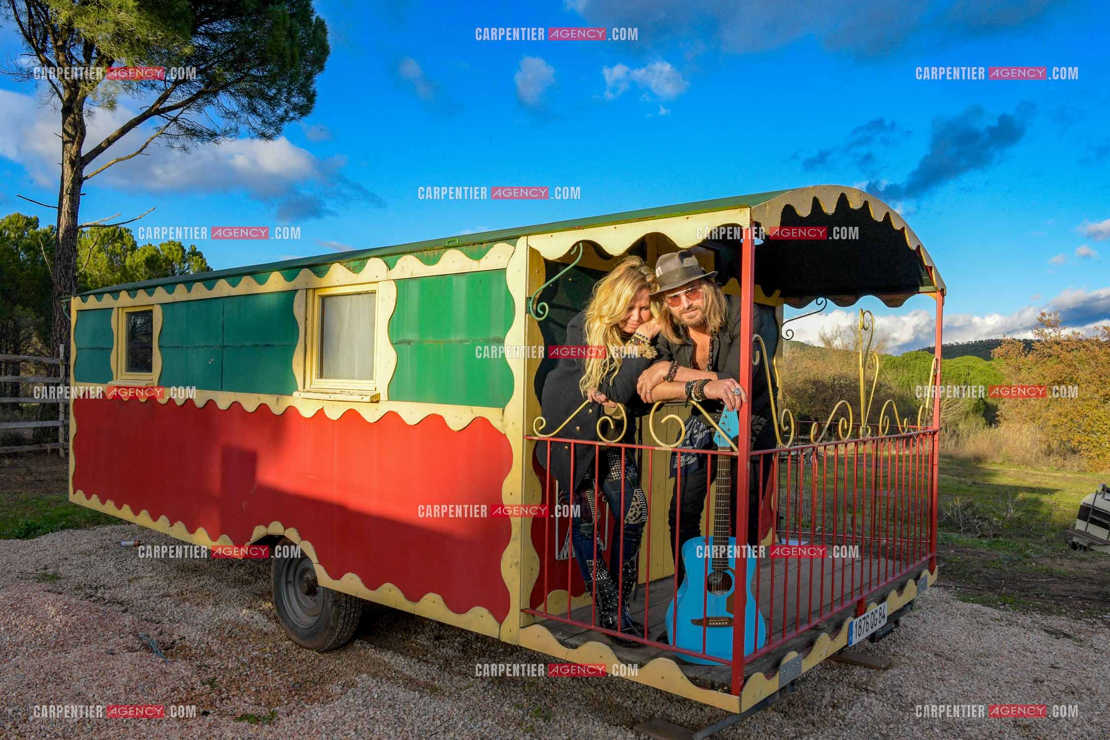 L'actrice Fiona Gélin et son compagnon  le chanteur à la guitare bleue Richard Bauduin dit Richard ChardRy chez les gitans à Vidauban. ( Exclusif )