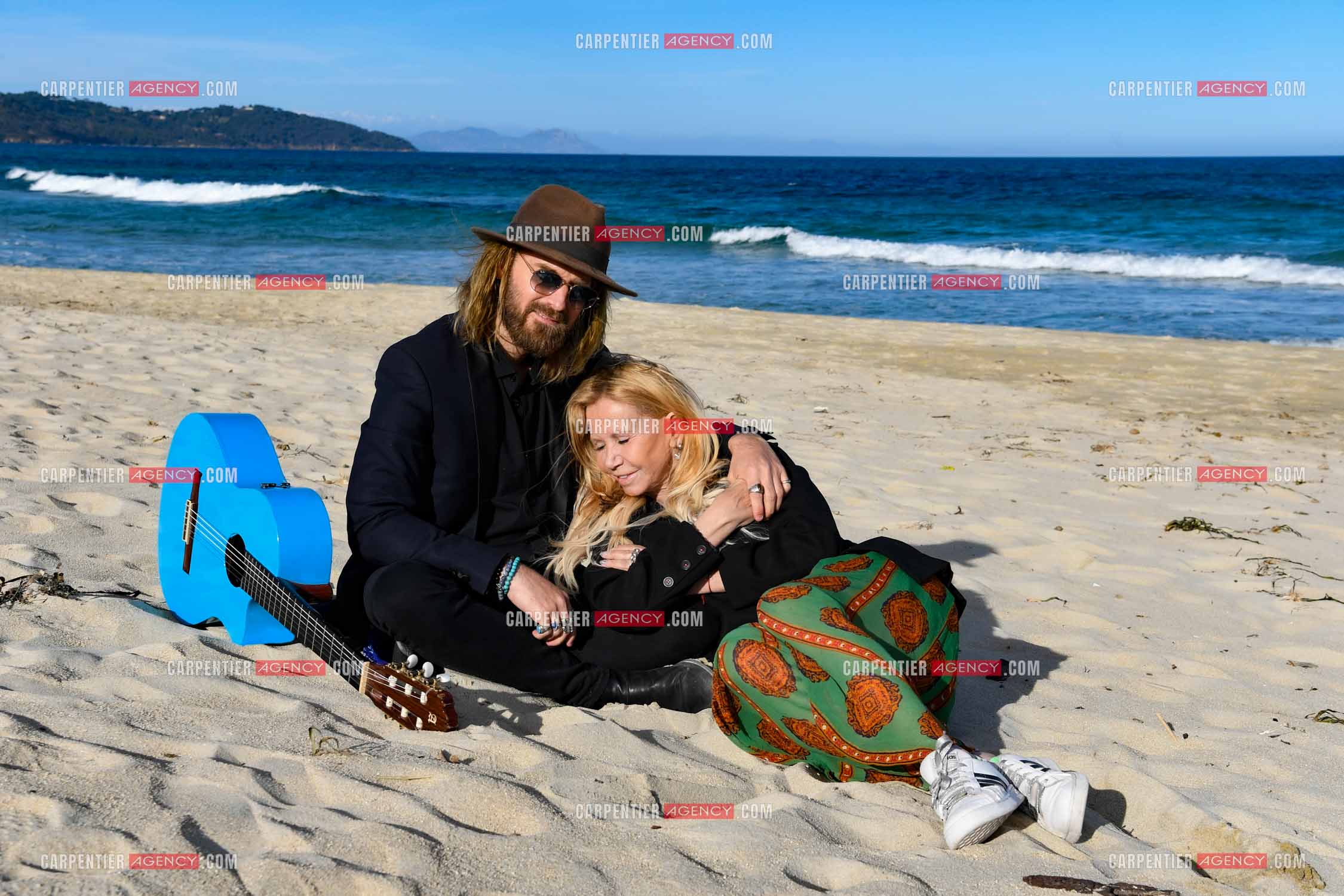 Suite à son infarctus, la comédienne Fiona Gélin et son compagnon ChardRy  (Richard Bauduin) se reposent sur une plage de St Tropez.     ( Exclusif )