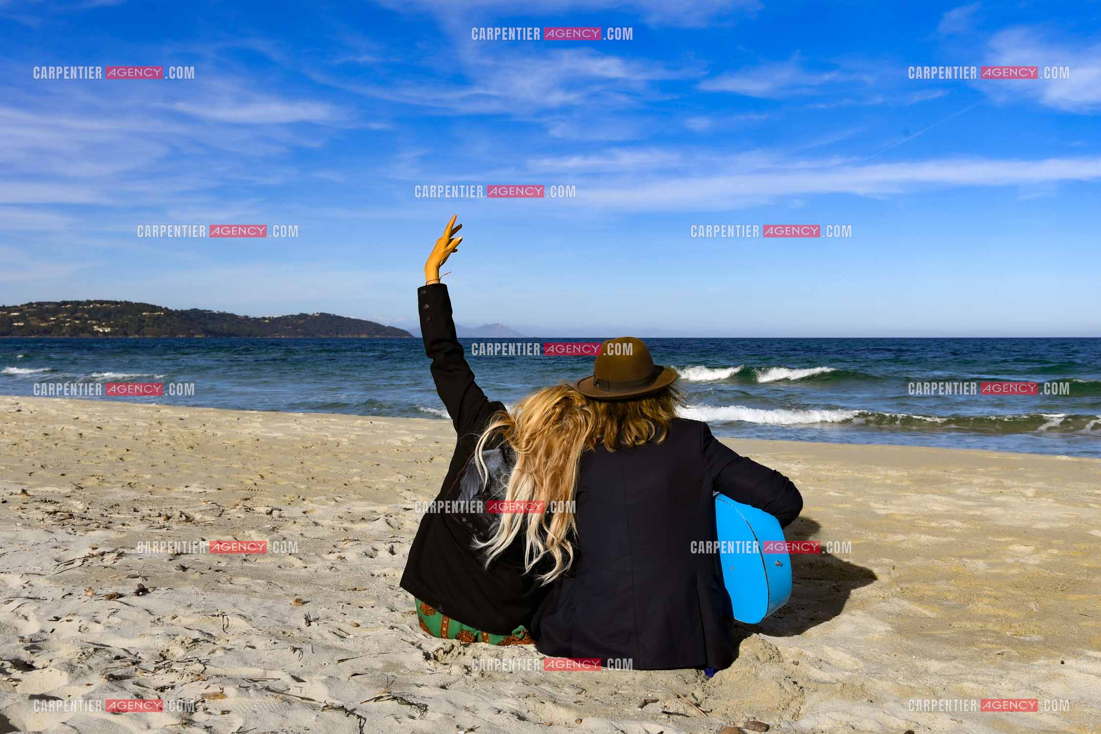 Suite à son infarctus, la comédienne Fiona Gélin et son compagnon ChardRy  (Richard Bauduin) se reposent sur une plage de St Tropez.     ( Exclusif )