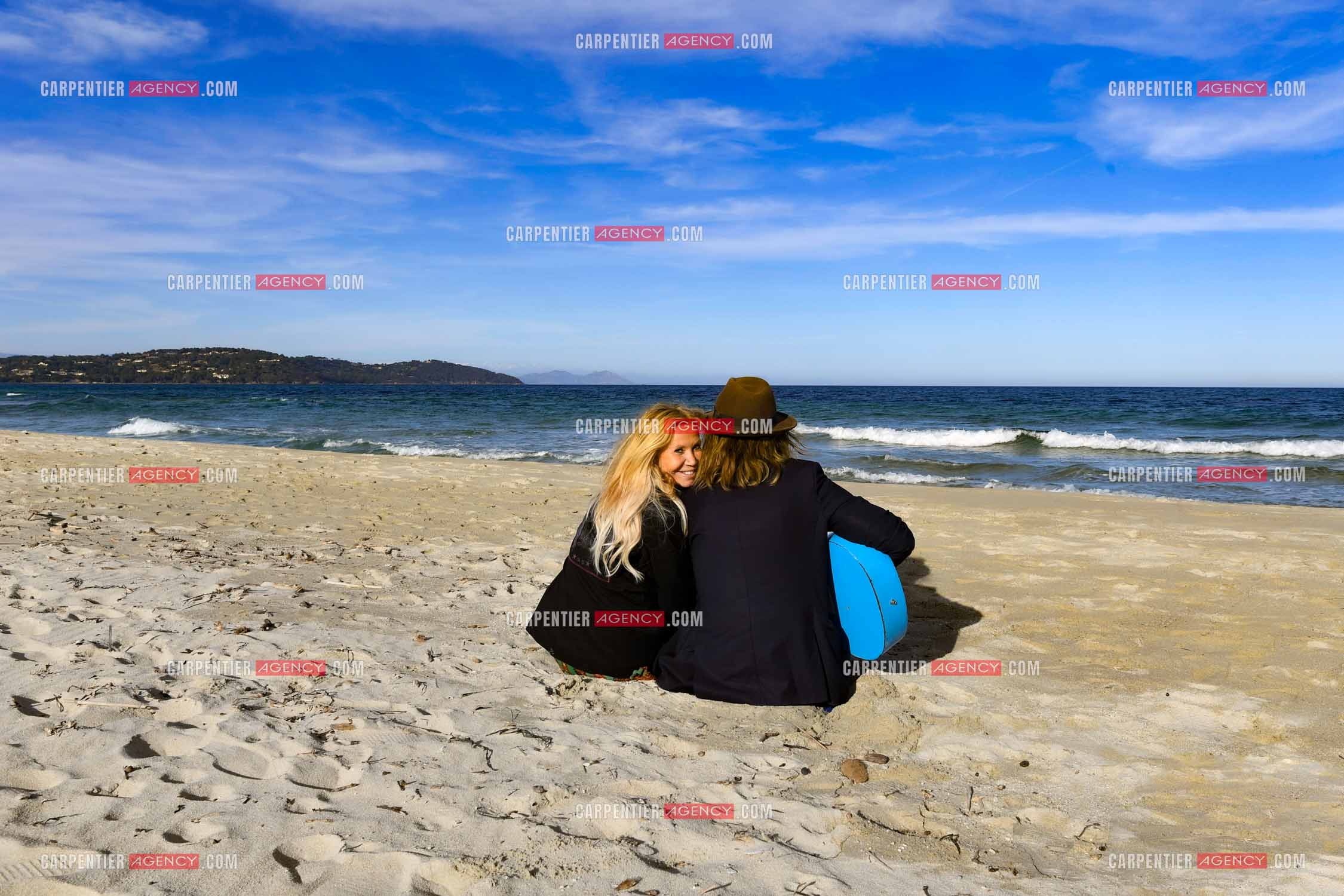 Suite à son infarctus, la comédienne Fiona Gélin et son compagnon ChardRy  (Richard Bauduin) se reposent sur une plage de St Tropez.     ( Exclusif )