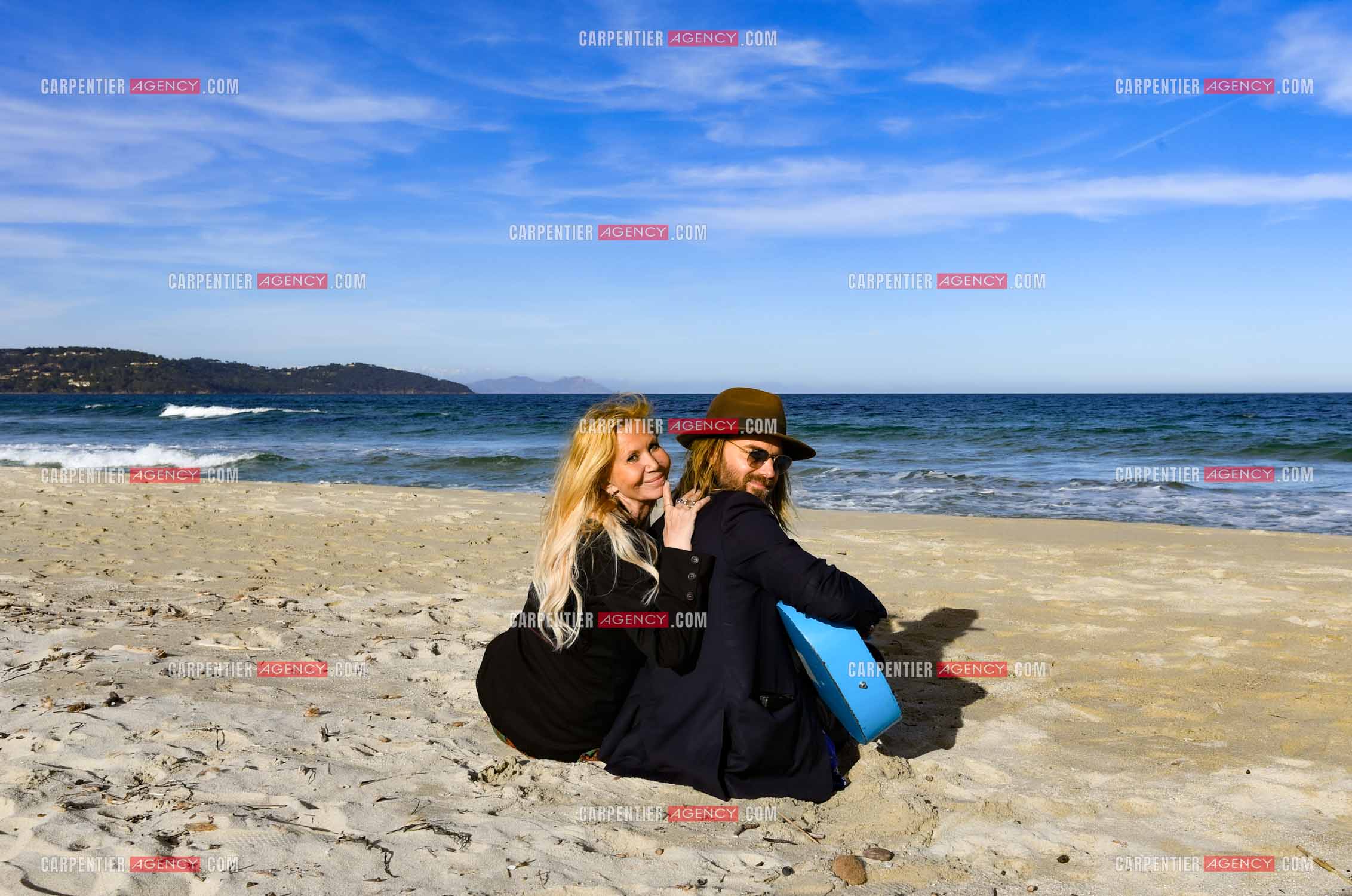 Suite à son infarctus, la comédienne Fiona Gélin et son compagnon ChardRy  (Richard Bauduin) se reposent sur une plage de St Tropez.     ( Exclusif )