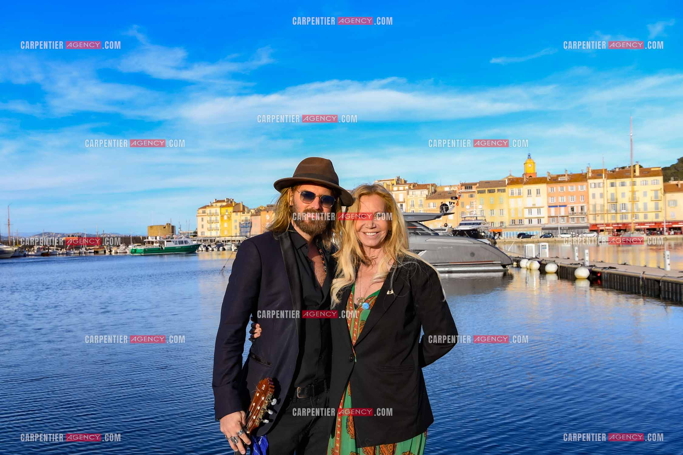 Suite à son infarctus, la comédienne Fiona Gélin et son compagnon ChardRy  (Richard Bauduin)se ressourcent sur le port de St Tropez.     ( Exclusif )