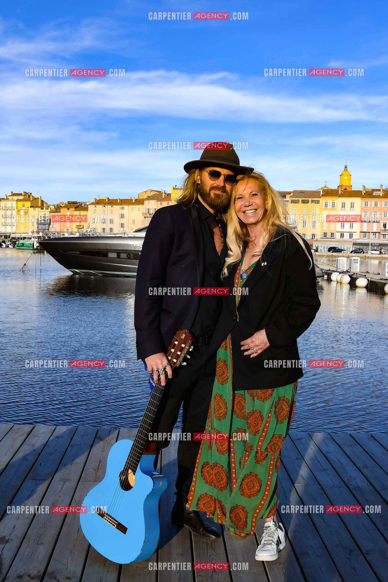 Suite à son infarctus, la comédienne Fiona Gélin et son compagnon ChardRy  (Richard Bauduin)se ressourcent sur le port de St Tropez.     ( Exclusif )