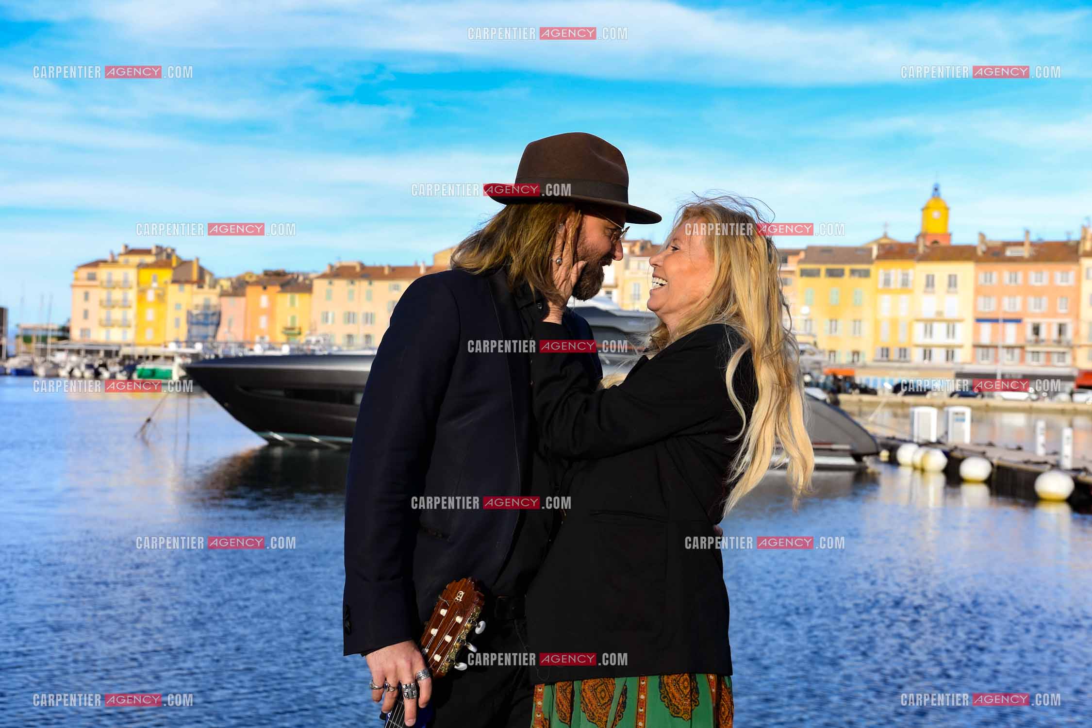 Suite à son infarctus, la comédienne Fiona Gélin et son compagnon ChardRy  (Richard Bauduin)se ressourcent sur le port de St Tropez.     ( Exclusif )