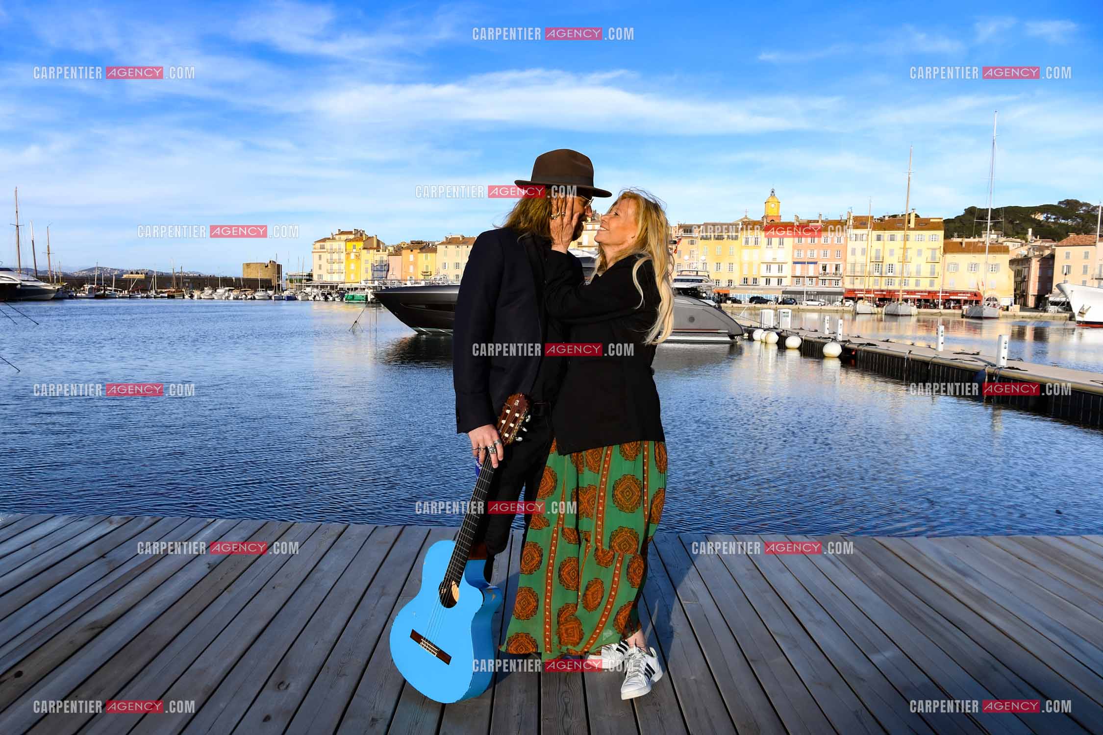 Suite à son infarctus, la comédienne Fiona Gélin et son compagnon ChardRy  (Richard Bauduin)se ressourcent sur le port de St Tropez.     ( Exclusif )