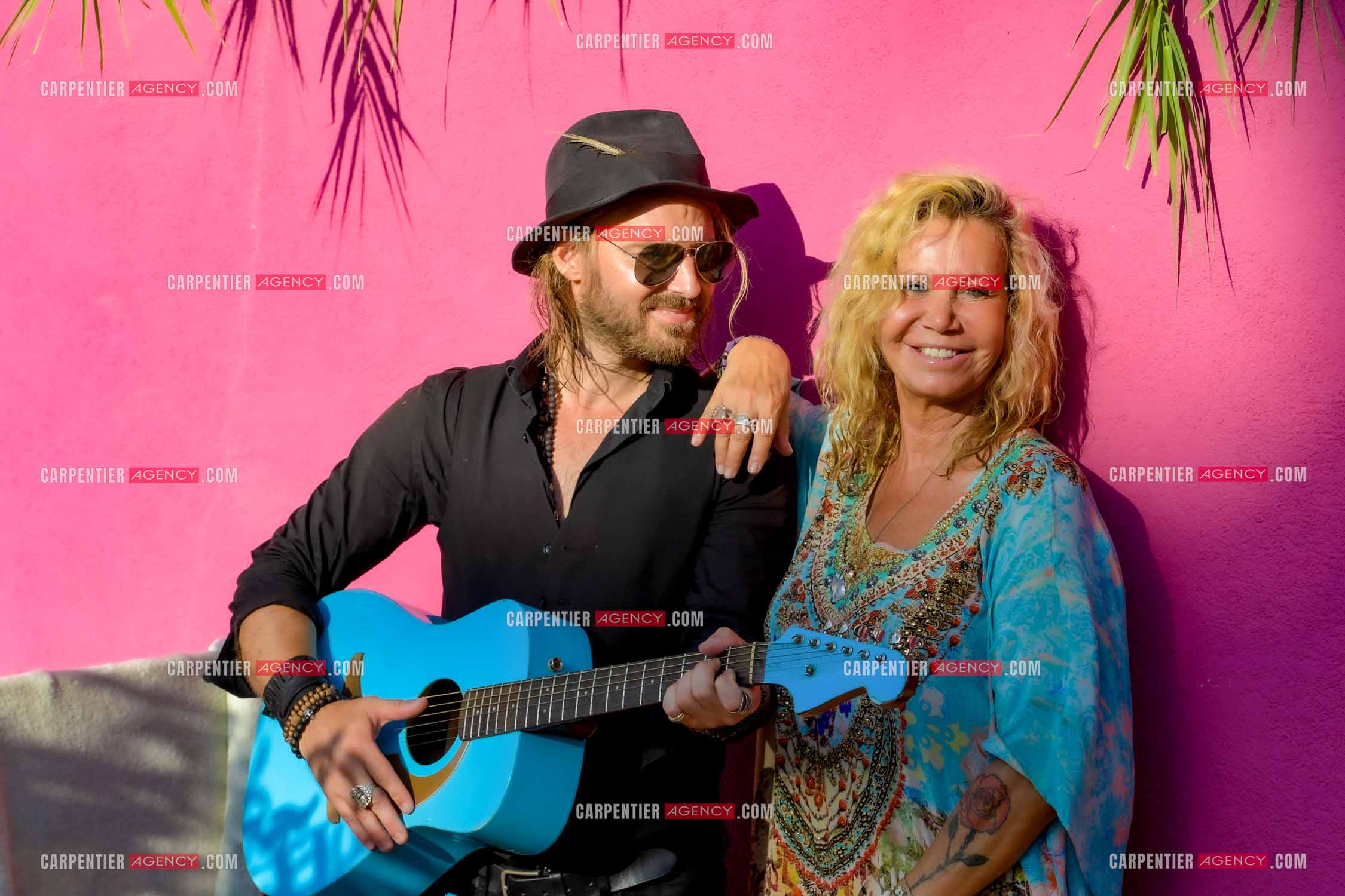 Séance photos avec Fiona Gélin et Richard Bauduin  ( l'homme à la guitare bleue ) dans la villa de Marcel Pagnol à St Tropez lors du tournage de son clip vidéo sur la chanson de Joe Dassin  “ A TOI “. ( Exclusif )