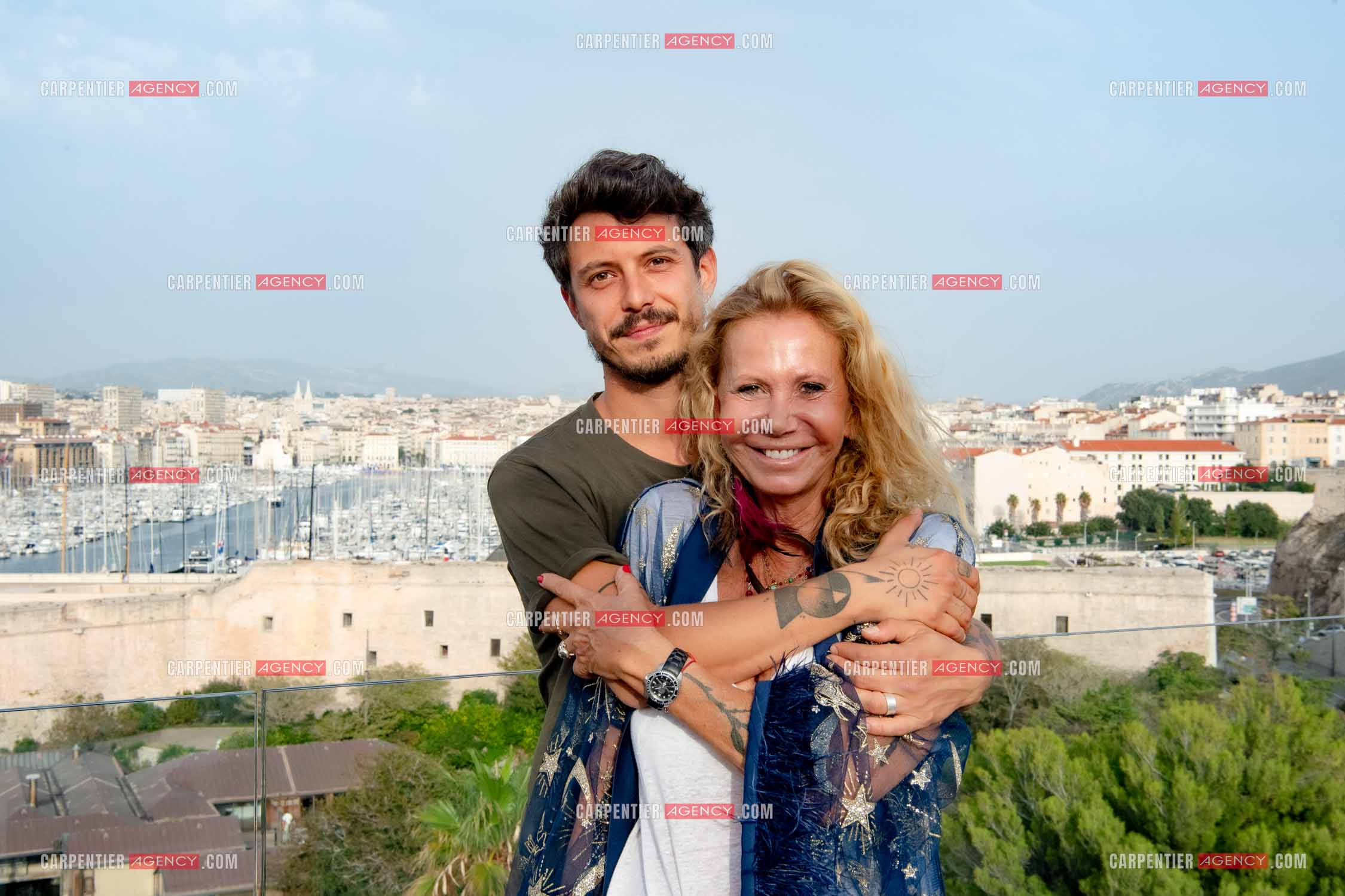 L'actrice Fiona Gélin et son fils Milan.   ( Exclusif )