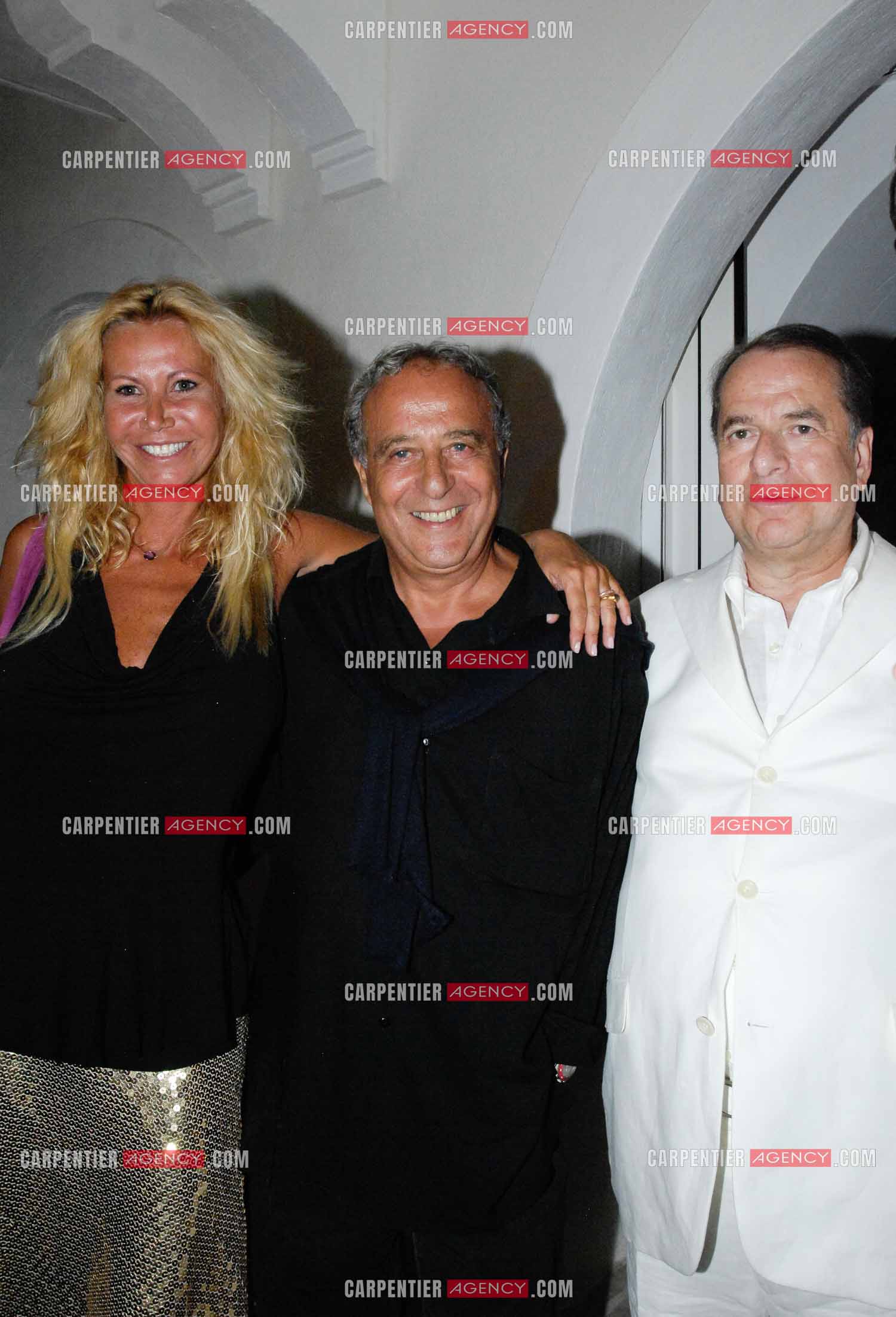 Paul-Loup Sulitzer fête ses 61 ans dans la villa de son ami Thomas Leclercq a St Tropez. Paul-Loup reçoit Daniel Hechter et sa compagne Fiona Gélin.