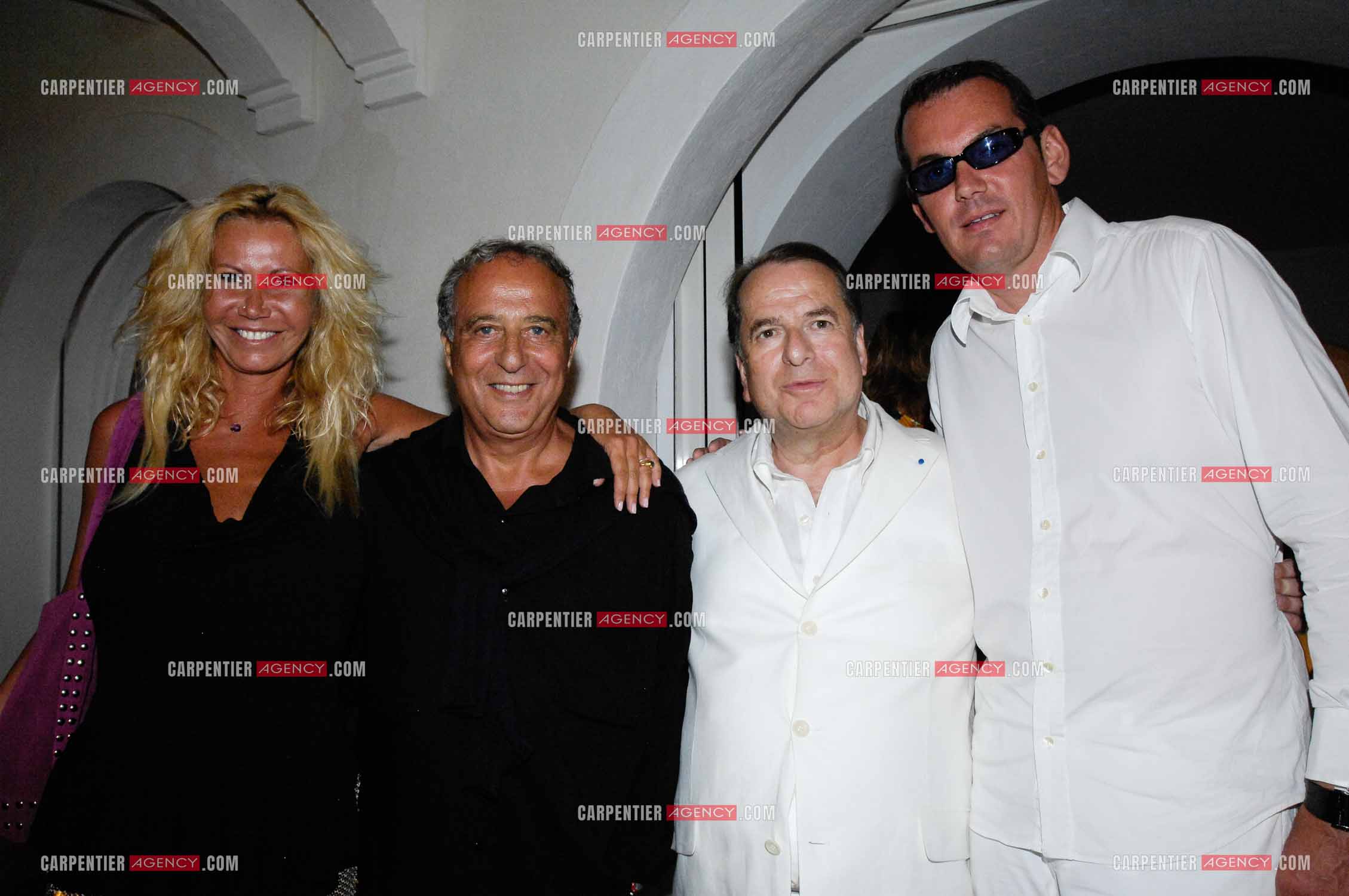 Paul-Loup Sulitzer fête ses 61 ans dans la villa de son ami Thomas Leclercq a St Tropez. Thomas Leclercq et Paul-Loup reçoivent Daniel Hechter et sa compagne Fiona Gélin.