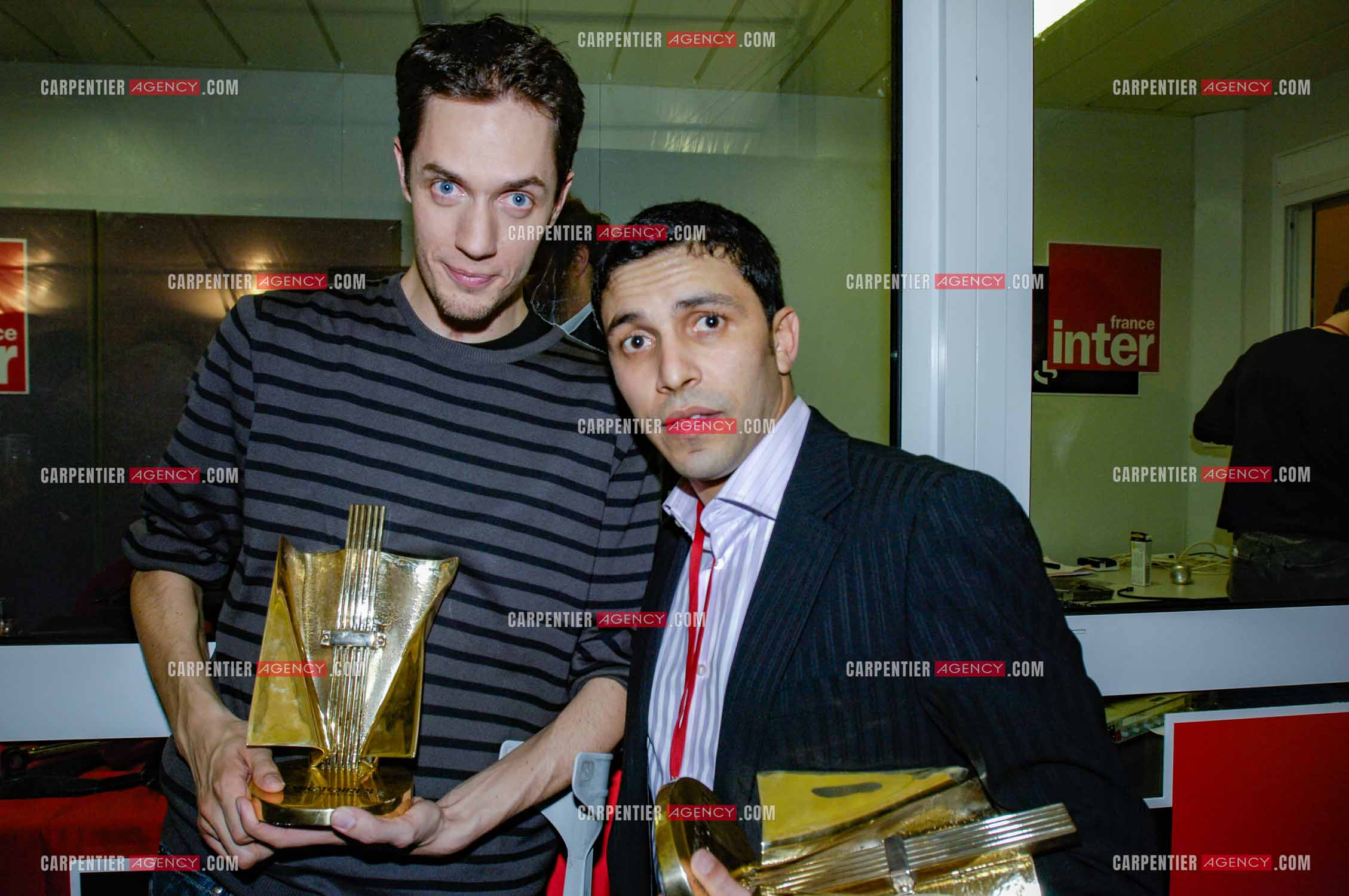 Le rappeur Fabien Marsaud dit Grand Corps Malade aux Victoires de la Musique en 2007. Le rappeur reçoit deux Victoires: Celle de l'artiste révélation scène et la Victoire de l'album révélation. Grand Corps Malade et son producteur Jean-Rachid Kallouche.                     ( Exclusif )