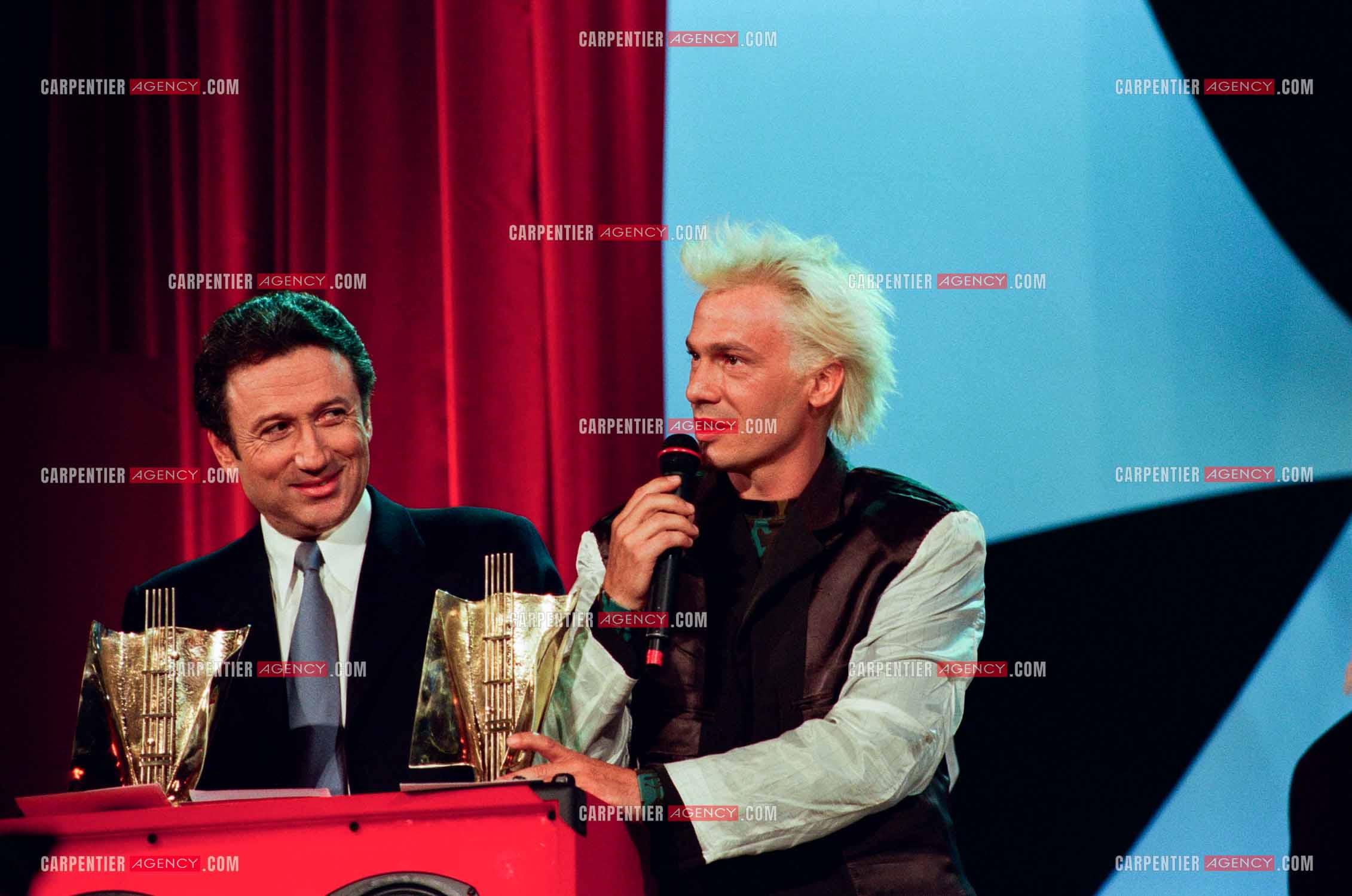 13e cérémonie des Victoires de la musique à l'Olympia le 20 Février 1998 présentée par l'animateur Michel Drucker. Le chanteur Florent Pagny reçoit la victoire du meilleur artiste interprète masculin de l'année des mains de Jane Birkin.