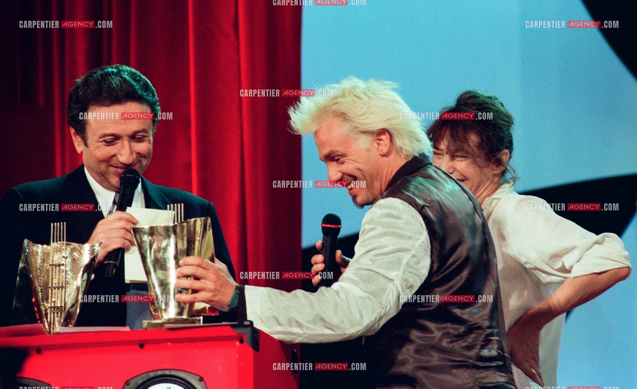 13e cérémonie des Victoires de la musique à l'Olympia le 20 Février 1998 présentée par l'animateur Michel Drucker. Le chanteur Florent Pagny reçoit la victoire du meilleur artiste interprète masculin de l'année des mains de Jane Birkin.