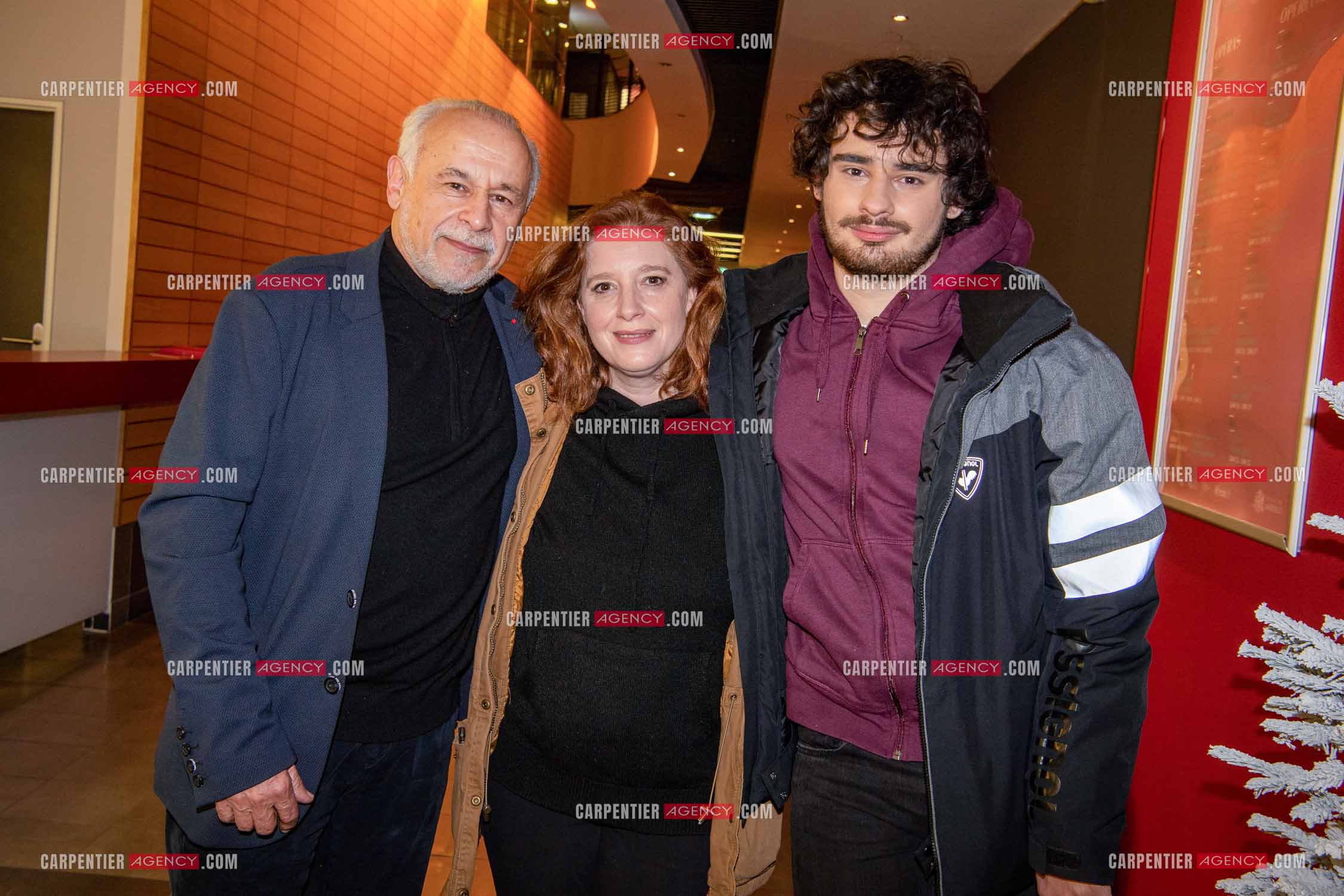 L'acteur Francis PERRIN, Gersende PERRIN sa femme et Louis PERRIN son fils à Marseille au théâtre de l'Odéon.   ( Exclusif )
