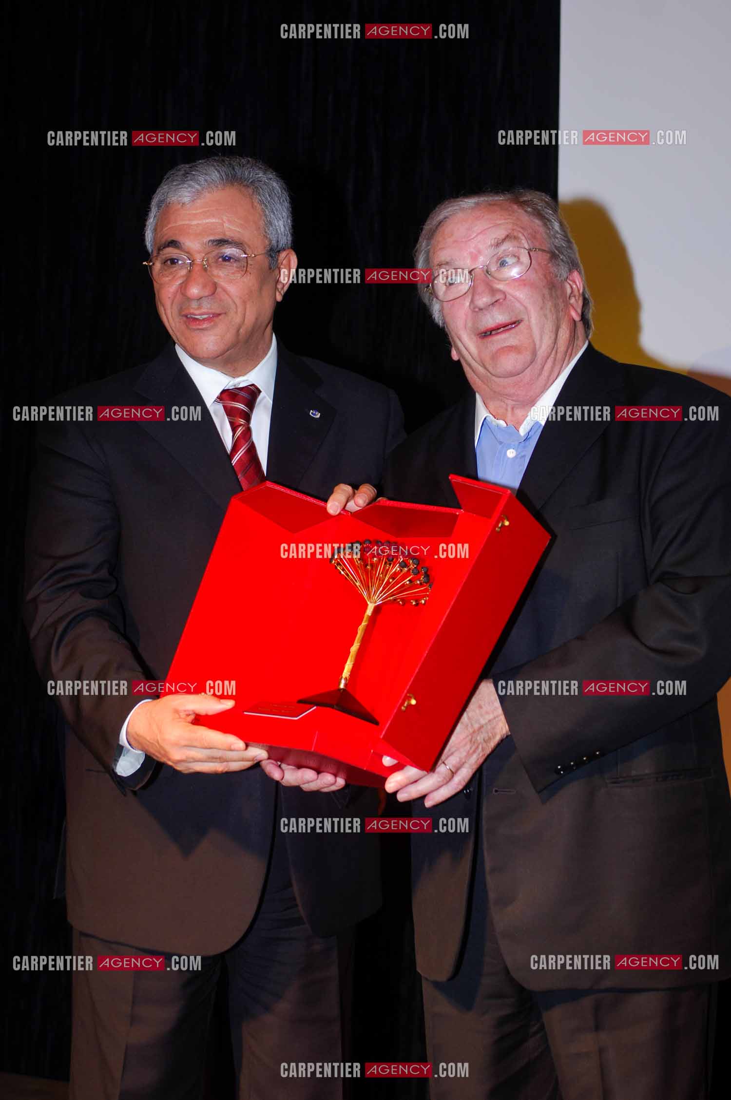 Festival du film à l'hôtel Yadis à Djerba en Tunisie du 28 au 30 Avril 2006. L'acteur Pierre Mondy reçoit le Jasmin d'or des mains du ministre du tourisme Tunisien Monsieur Tijani Haddad.