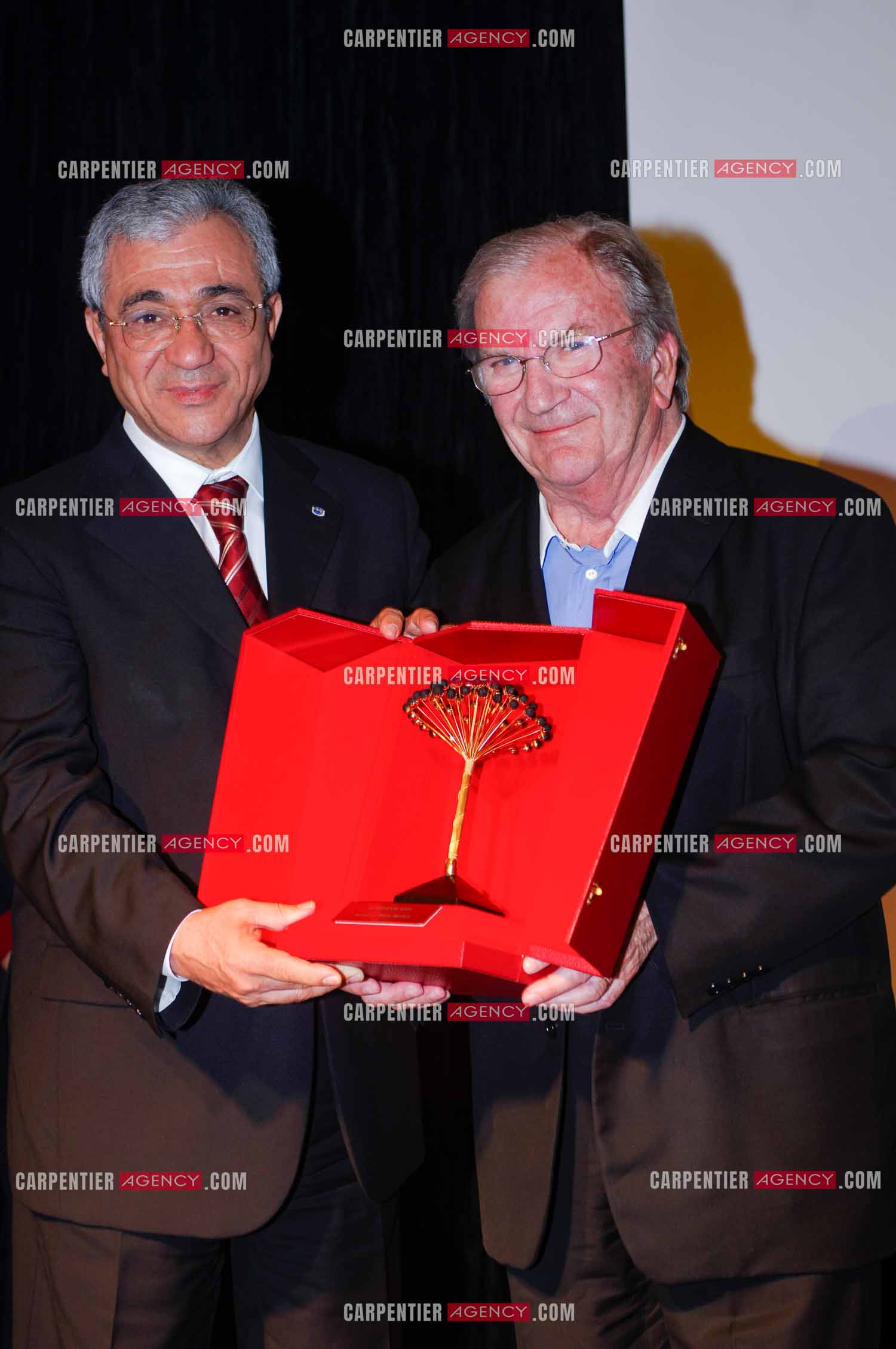 Festival du film à l'hôtel Yadis à Djerba en Tunisie du 28 au 30 Avril 2006. L'acteur Pierre Mondy reçoit le Jasmin d'or des mains du ministre du tourisme Tunisien Monsieur Tijani Haddad.