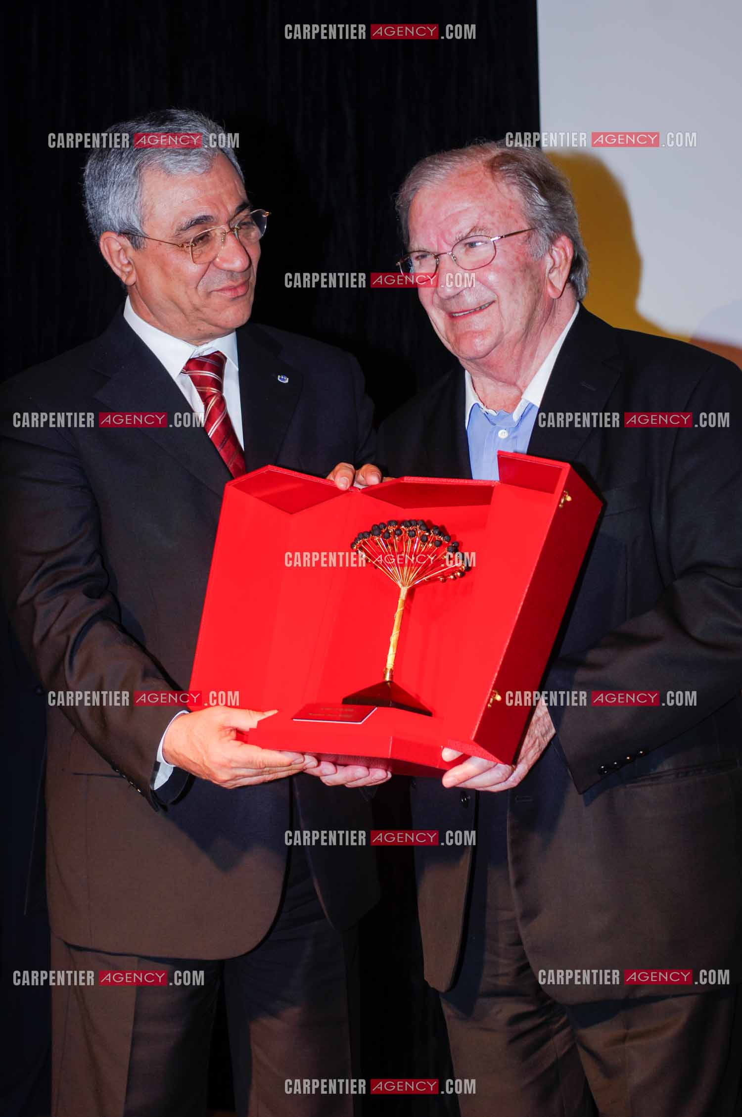 Festival du film à l'hôtel Yadis à Djerba en Tunisie du 28 au 30 Avril 2006. L'acteur Pierre Mondy reçoit le Jasmin d'or des mains du ministre du tourisme Tunisien Monsieur Tijani Haddad.