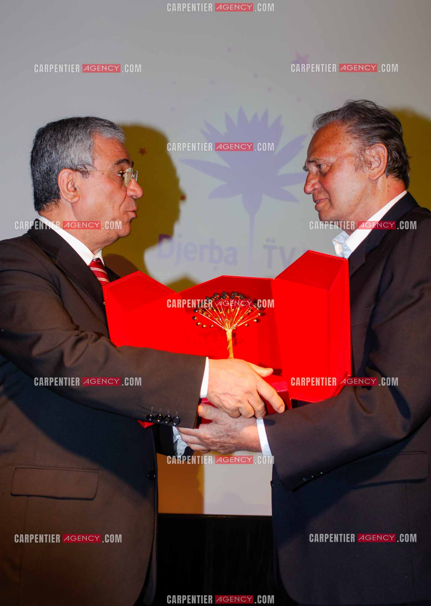 Festival du film à l'hôtel Yadis à Djerba en Tunisie du 28 au 30 Avril 2006. L'acteur Roger Hanin reçoit le Jasmin d'or des mains du ministre du tourisme Tunisien Monsieur Tijani Haddad.