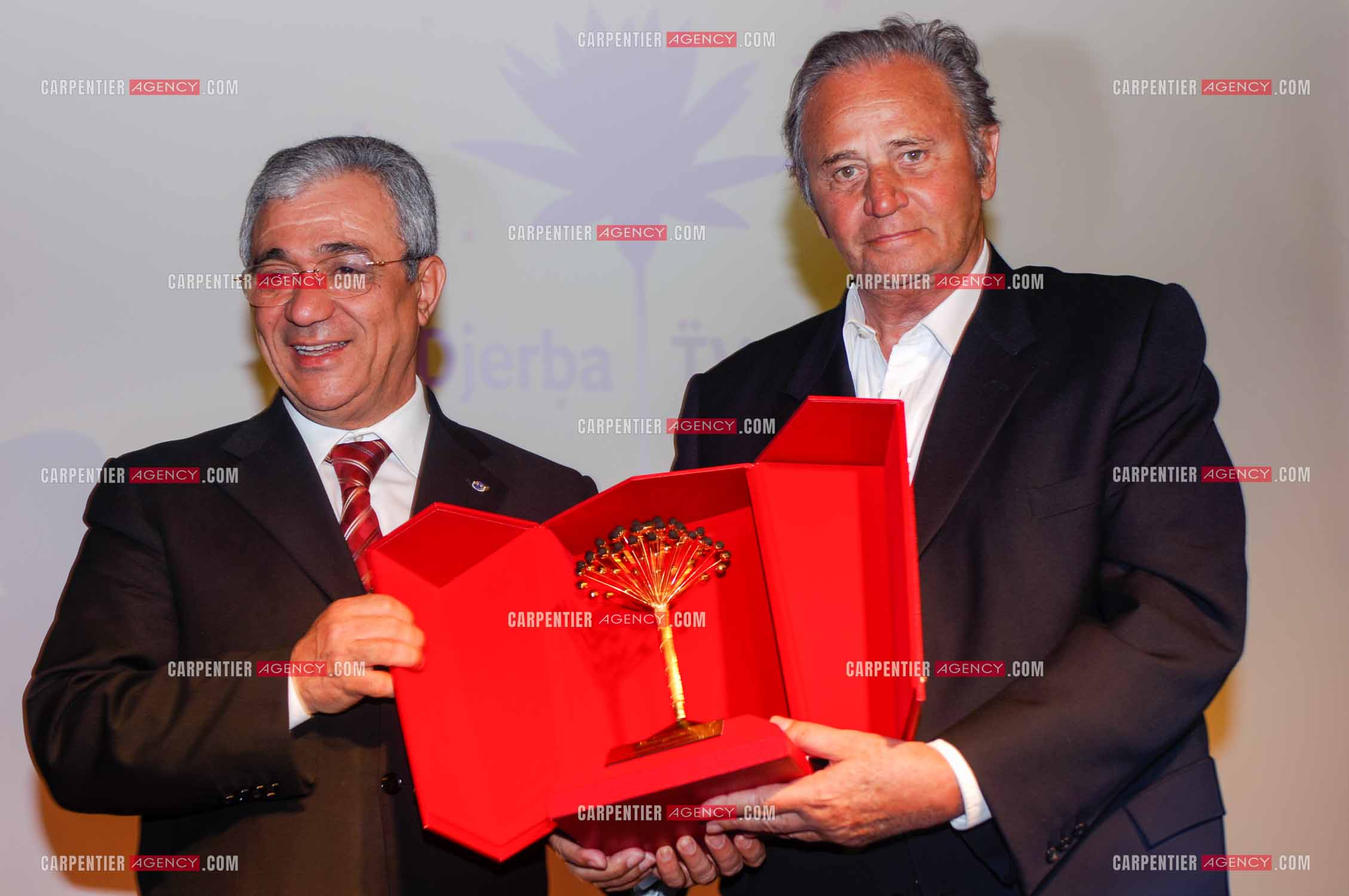 Festival du film à l'hôtel Yadis à Djerba en Tunisie du 28 au 30 Avril 2006. L'acteur Roger Hanin reçoit le Jasmin d'or des mains du ministre du tourisme Tunisien Monsieur Tijani Haddad.