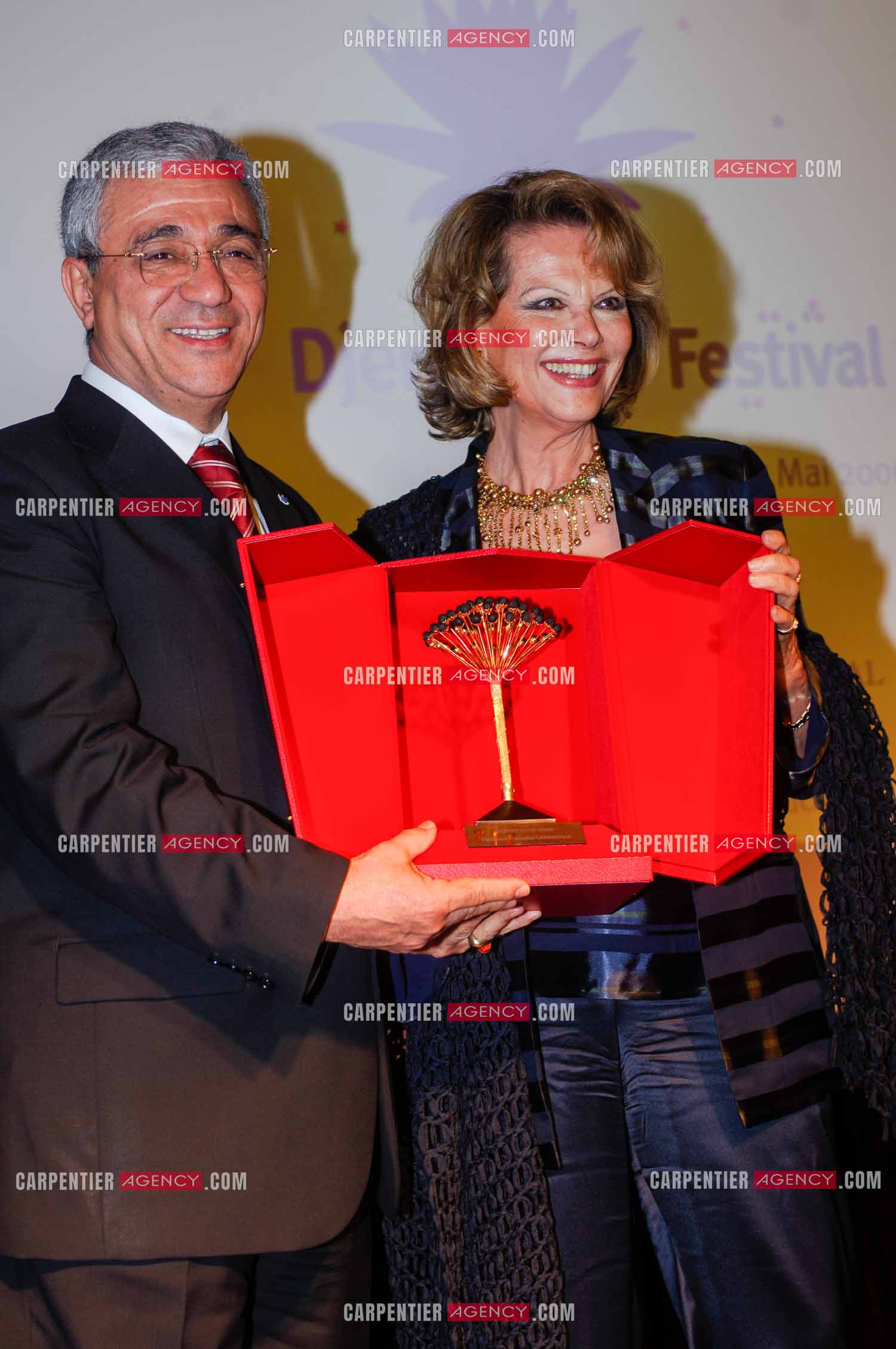 Festival du film à l'hôtel Yadis à Djerba en Tunisie du 28 au 30 Avril 2006. L'actrice Claudia Cardinale reçoit le Jasmin d'or des mains du ministre du tourisme Tunisien Monsieur Tijani Haddad.