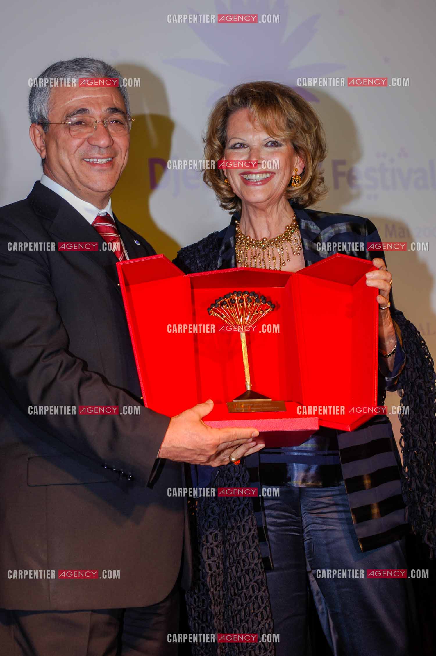 Festival du film à l'hôtel Yadis à Djerba en Tunisie du 28 au 30 Avril 2006. L'actrice Claudia Cardinale reçoit le Jasmin d'or des mains du ministre du tourisme Tunisien Monsieur Tijani Haddad.