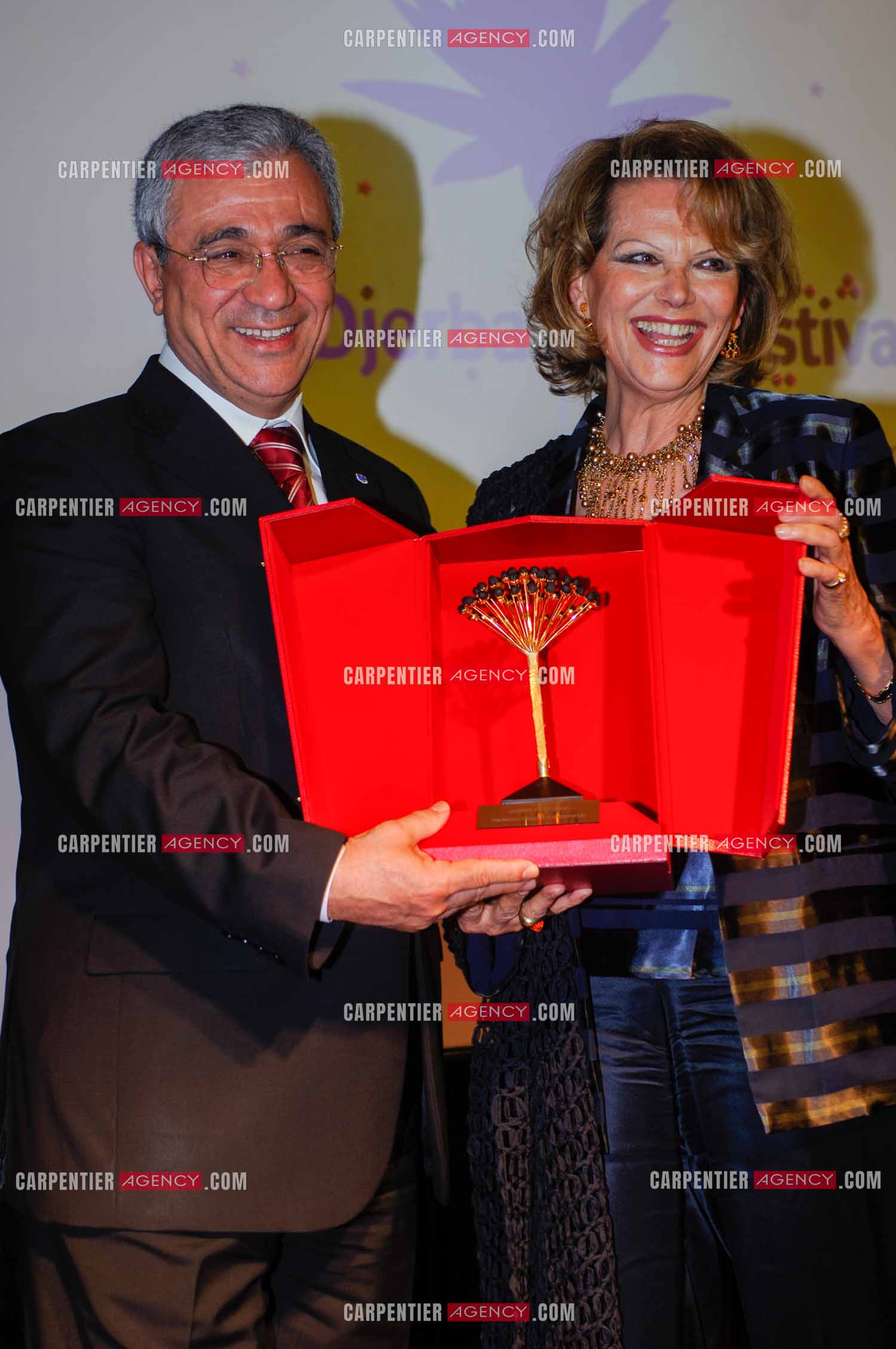 Festival du film à l'hôtel Yadis à Djerba en Tunisie du 28 au 30 Avril 2006. L'actrice Claudia Cardinale reçoit le Jasmin d'or des mains du ministre du tourisme Tunisien Monsieur Tijani Haddad.