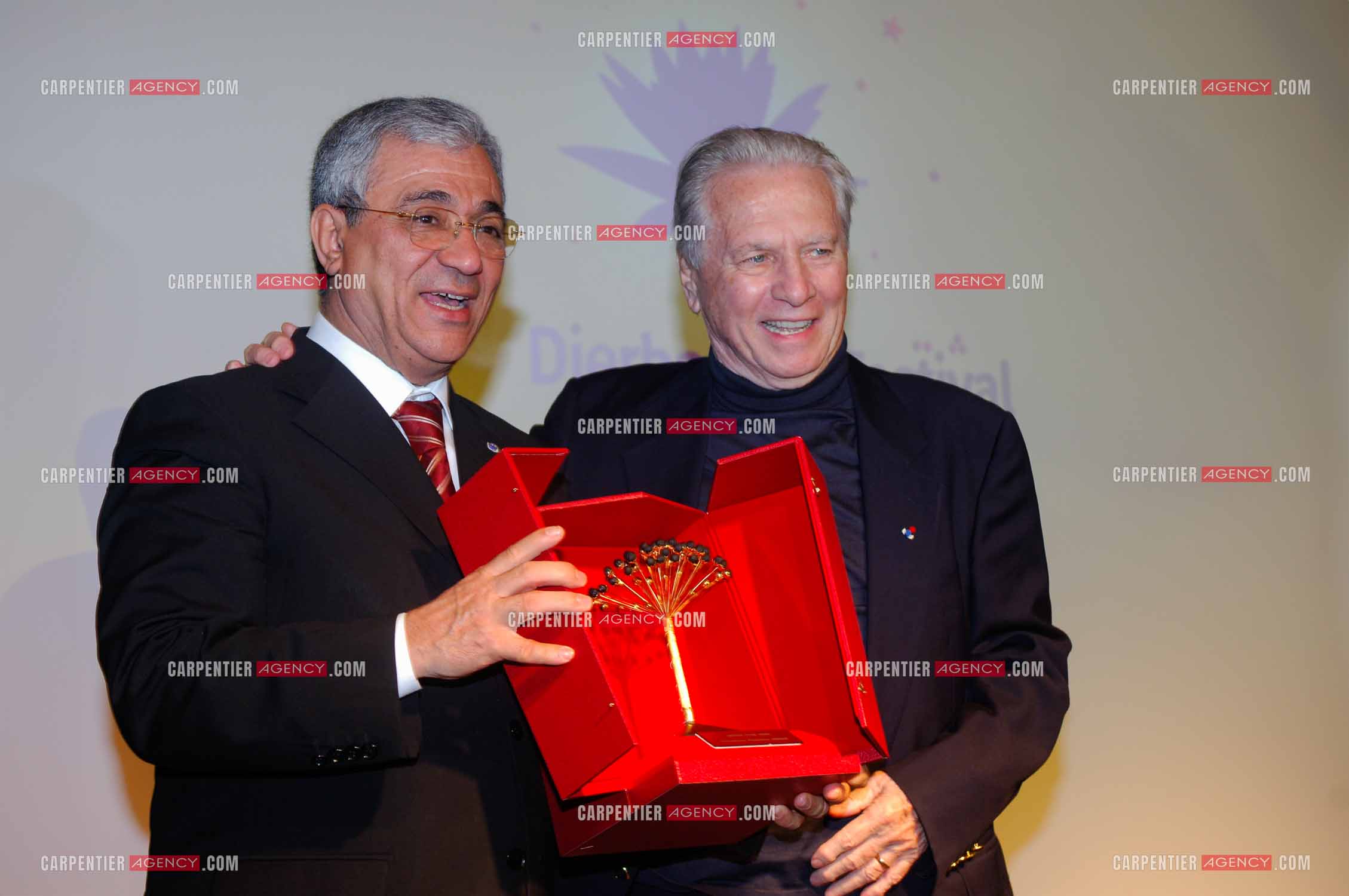 Festival du film à l'hôtel Yadis à Djerba en Tunisie du 28 au 30 Avril 2006. Le compositeur Maurice Jarre reçoit le Jasmin d'or des mains du ministre du tourisme Tunisien Monsieur Tijani Haddad.