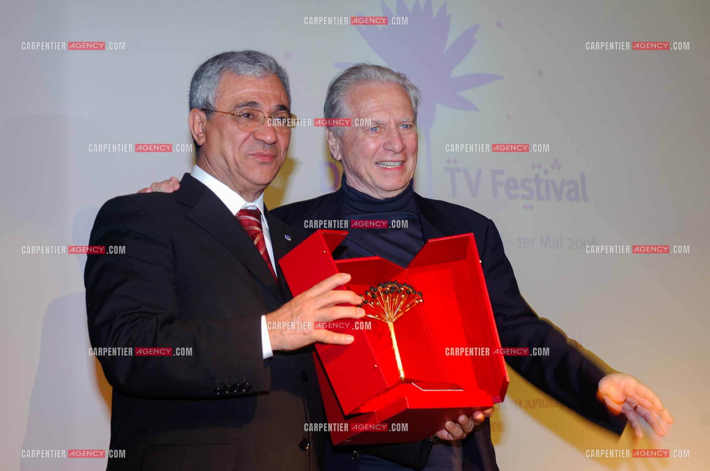 Festival du film à l'hôtel Yadis à Djerba en Tunisie du 28 au 30 Avril 2006. Le compositeur Maurice Jarre reçoit le Jasmin d'or des mains du ministre du tourisme Tunisien Monsieur Tijani Haddad.