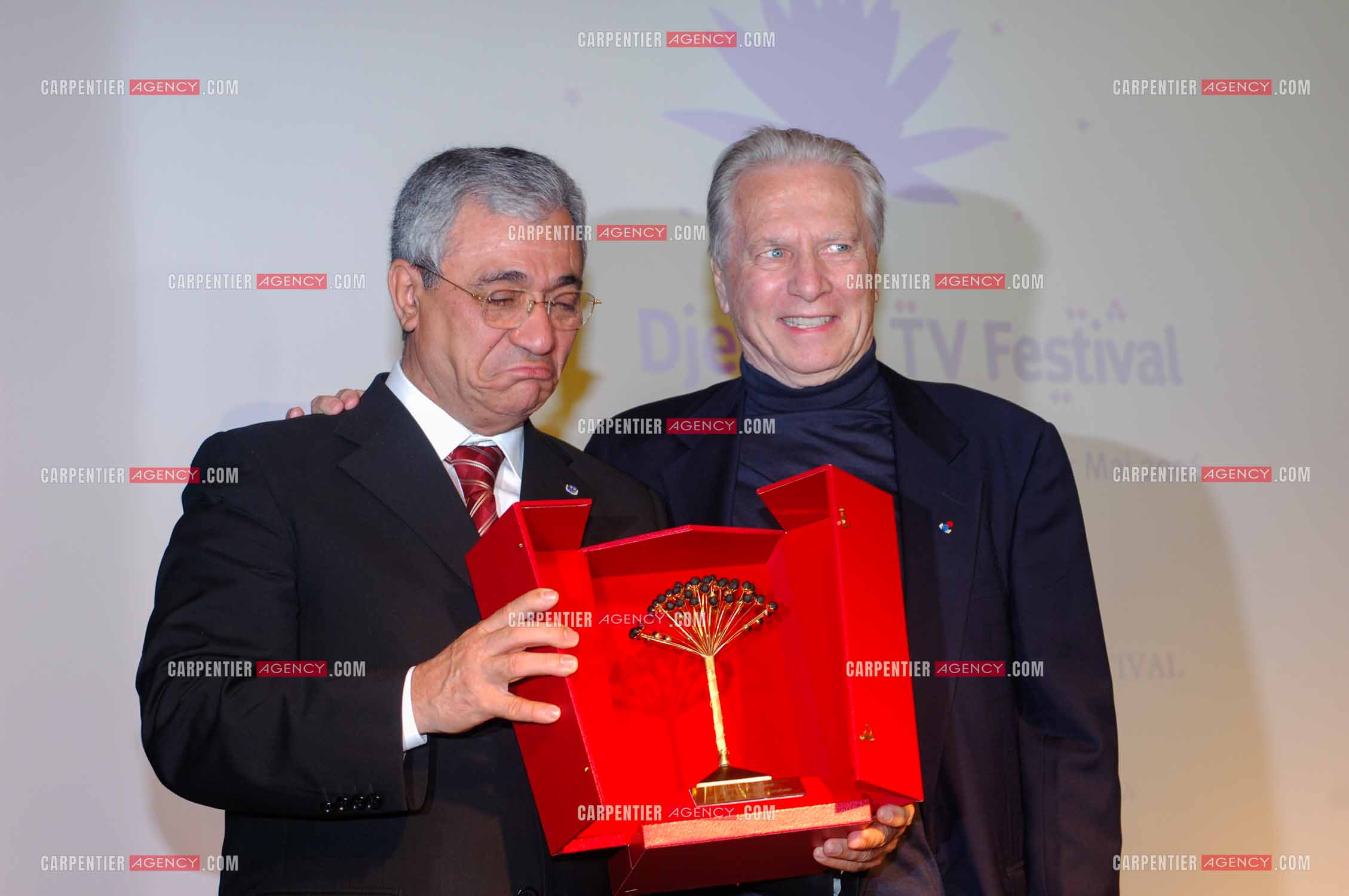 Festival du film à l'hôtel Yadis à Djerba en Tunisie du 28 au 30 Avril 2006. Le compositeur Maurice Jarre reçoit le Jasmin d'or des mains du ministre du tourisme Tunisien Monsieur Tijani Haddad.