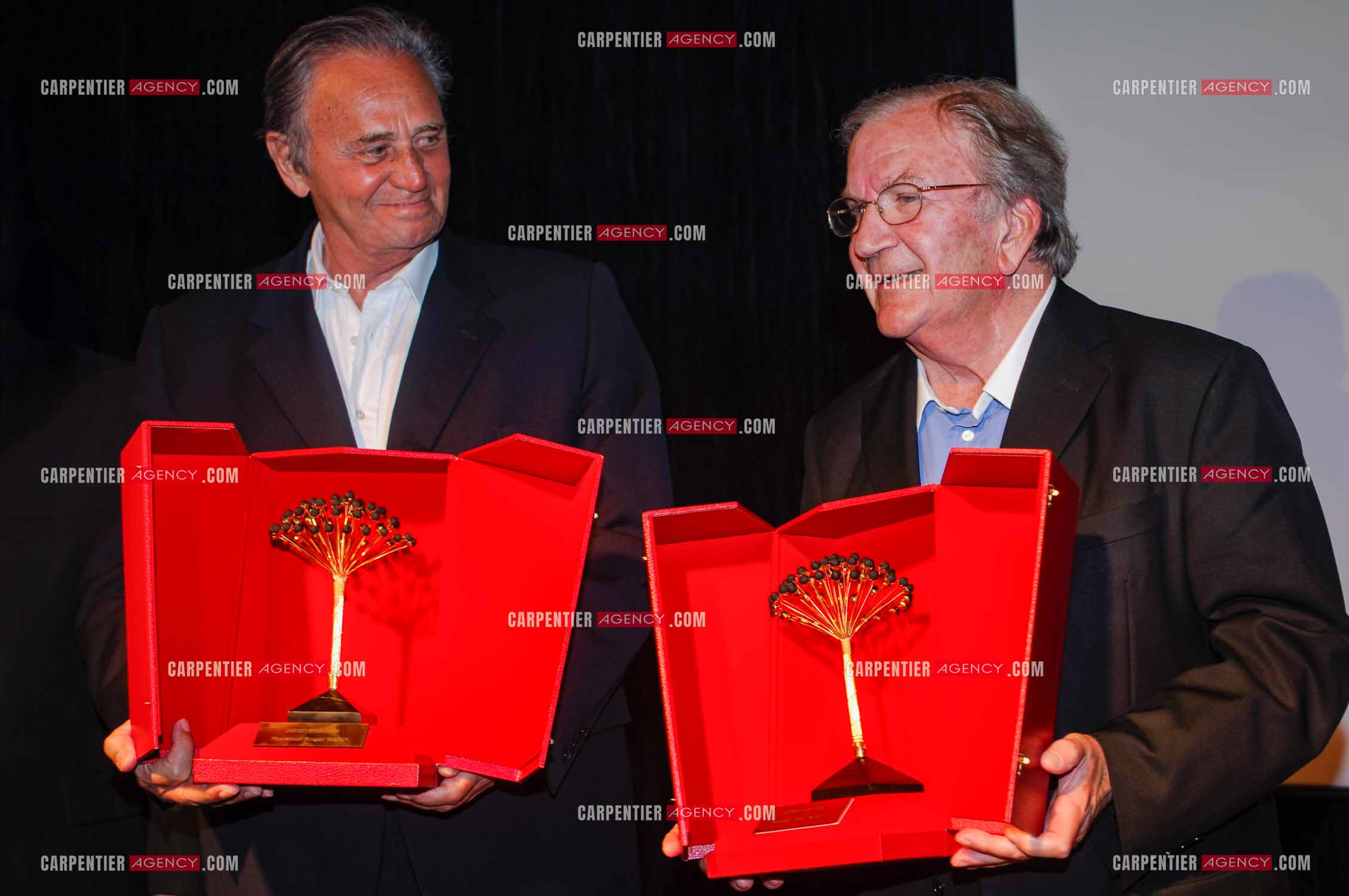 Festival du film à l'hôtel Yadis à Djerba en Tunisie du 28 au 30 Avril 2006. Les acteurs Roger Hanin et Pierre Mondy reçoivent le Jasmin d'or.