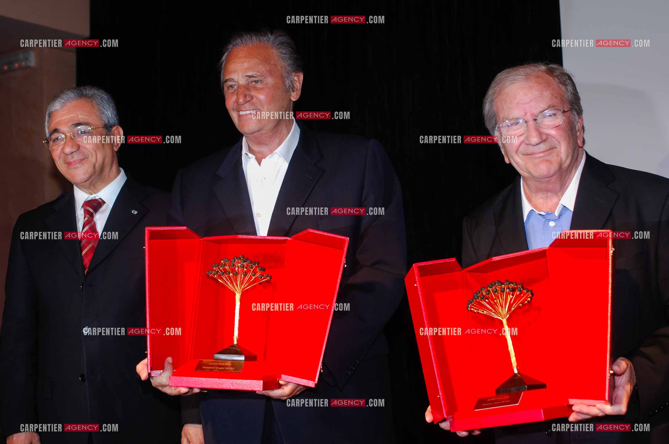 Festival du film à l'hôtel Yadis à Djerba en Tunisie du 28 au 30 Avril 2006. Les acteurs Roger Hanin et Pierre Mondy reçoivent le Jasmin d'or des mains du ministre du tourisme Tunisien Monsieur Tijani Haddad.