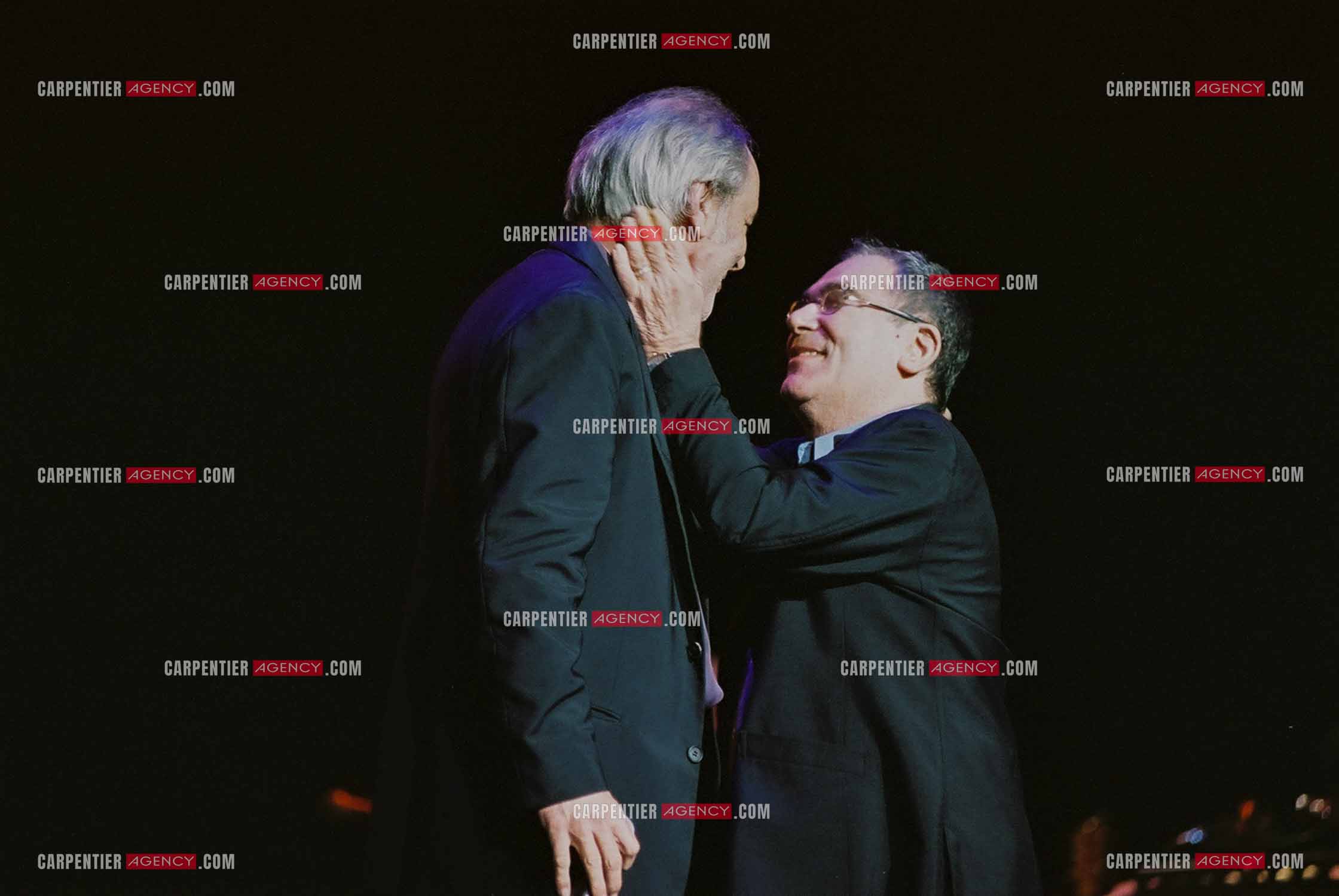 Concert organisé à l'Olympia autour de la guitare. Duo entre Maxime Le Forestier et Claude Nougaro.  ( Exclusif )