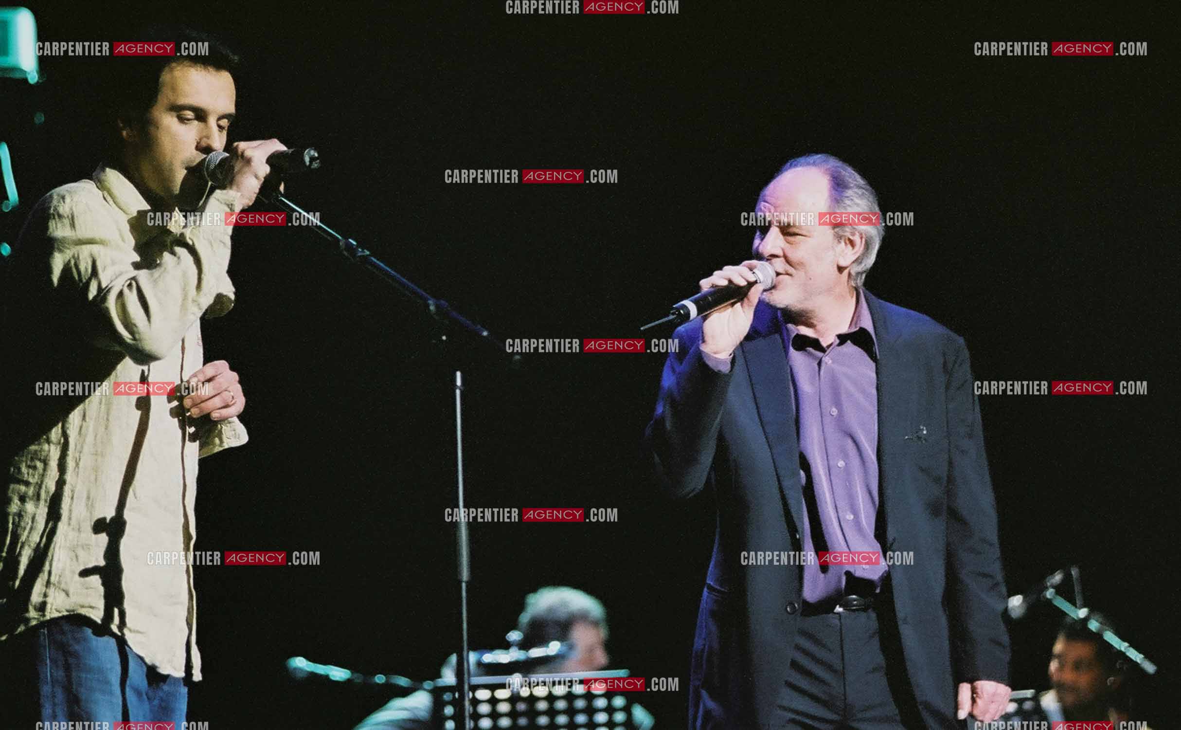 Concert organisé à l'Olympia autour de la guitare. Gérald de Palmas en duo avec Maxime Le Forestier.  ( Exclusif )