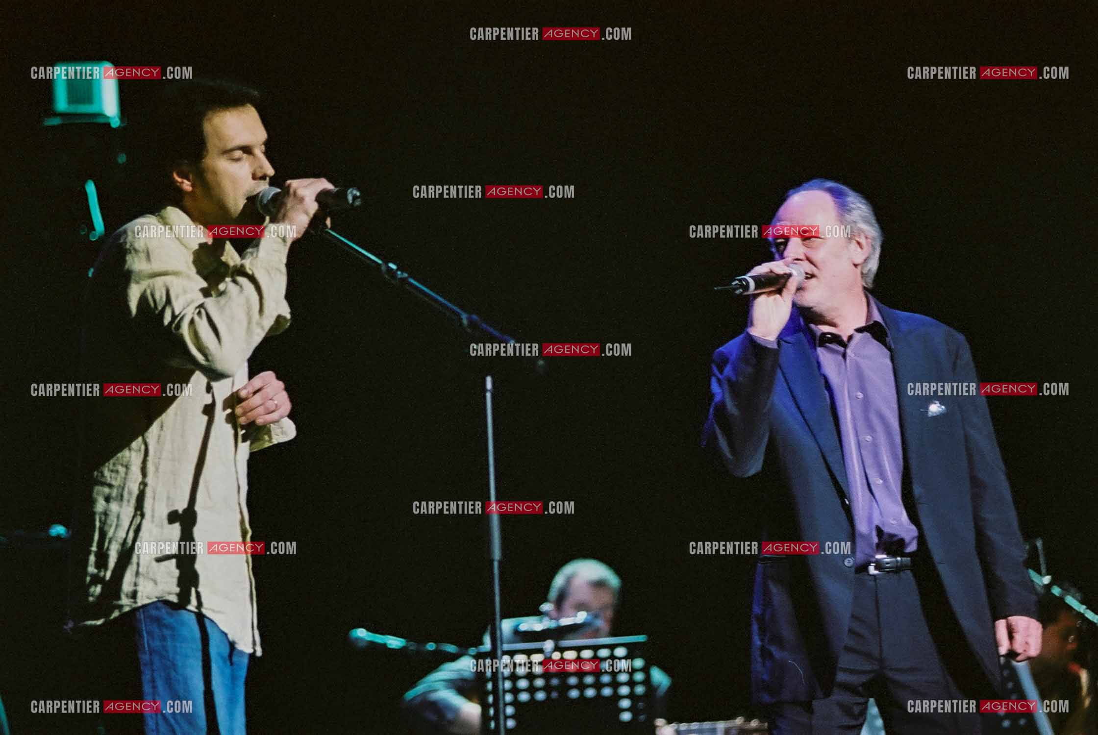 Concert organisé à l'Olympia autour de la guitare. Gérald de Palmas en duo avec Maxime Le Forestier.  ( Exclusif )