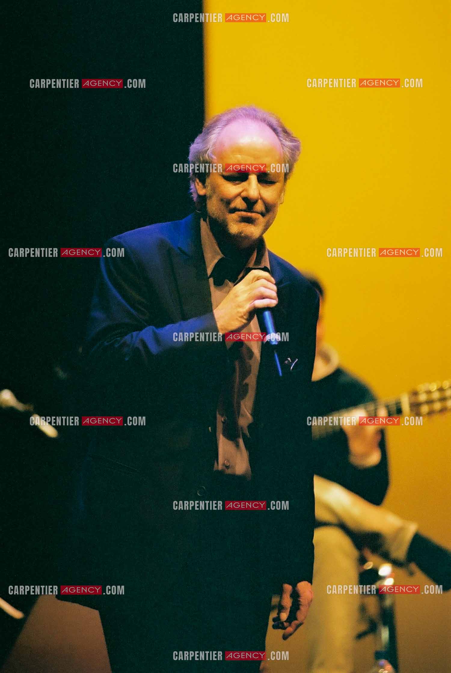 Concert organisé à l'Olympia autour de la guitare. Maxime Le Forestier.  ( Exclusif )