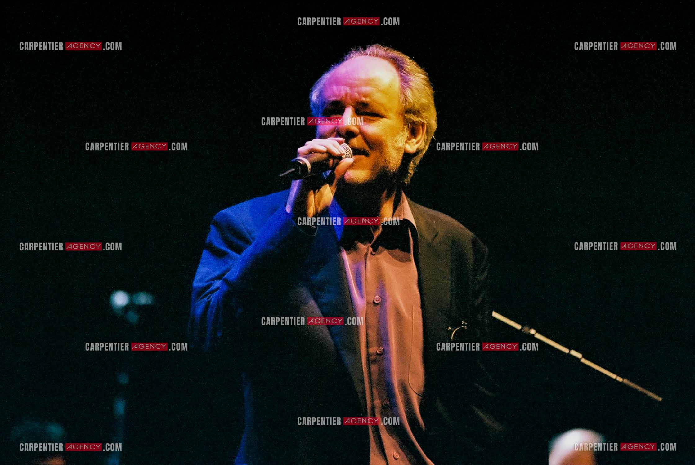 Concert organisé à l'Olympia autour de la guitare. Maxime Le Forestier.  ( Exclusif )