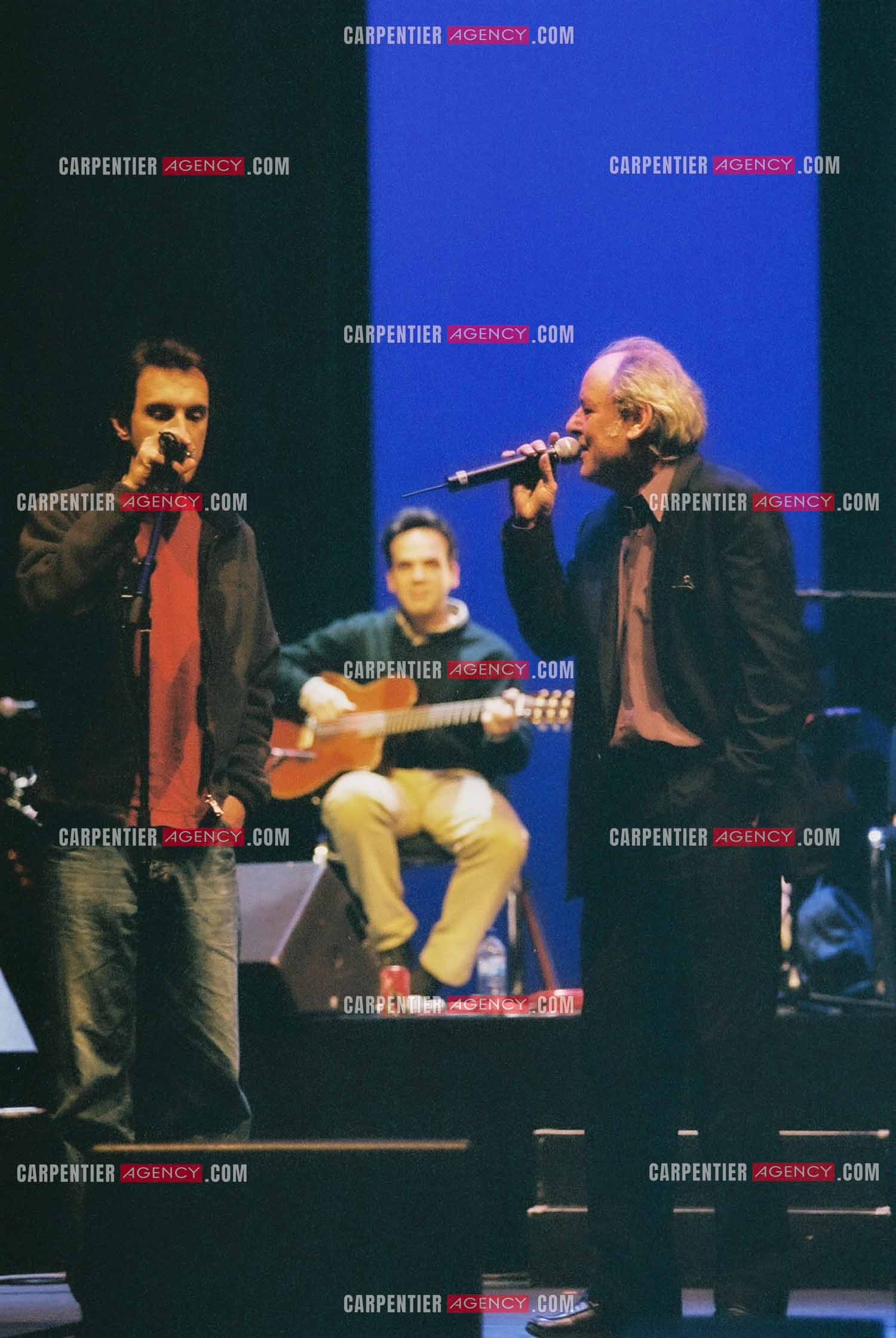 Concert organisé à l'Olympia autour de la guitare. Gérald de Palmas en duo avec Maxime Le Forestier.  ( Exclusif )