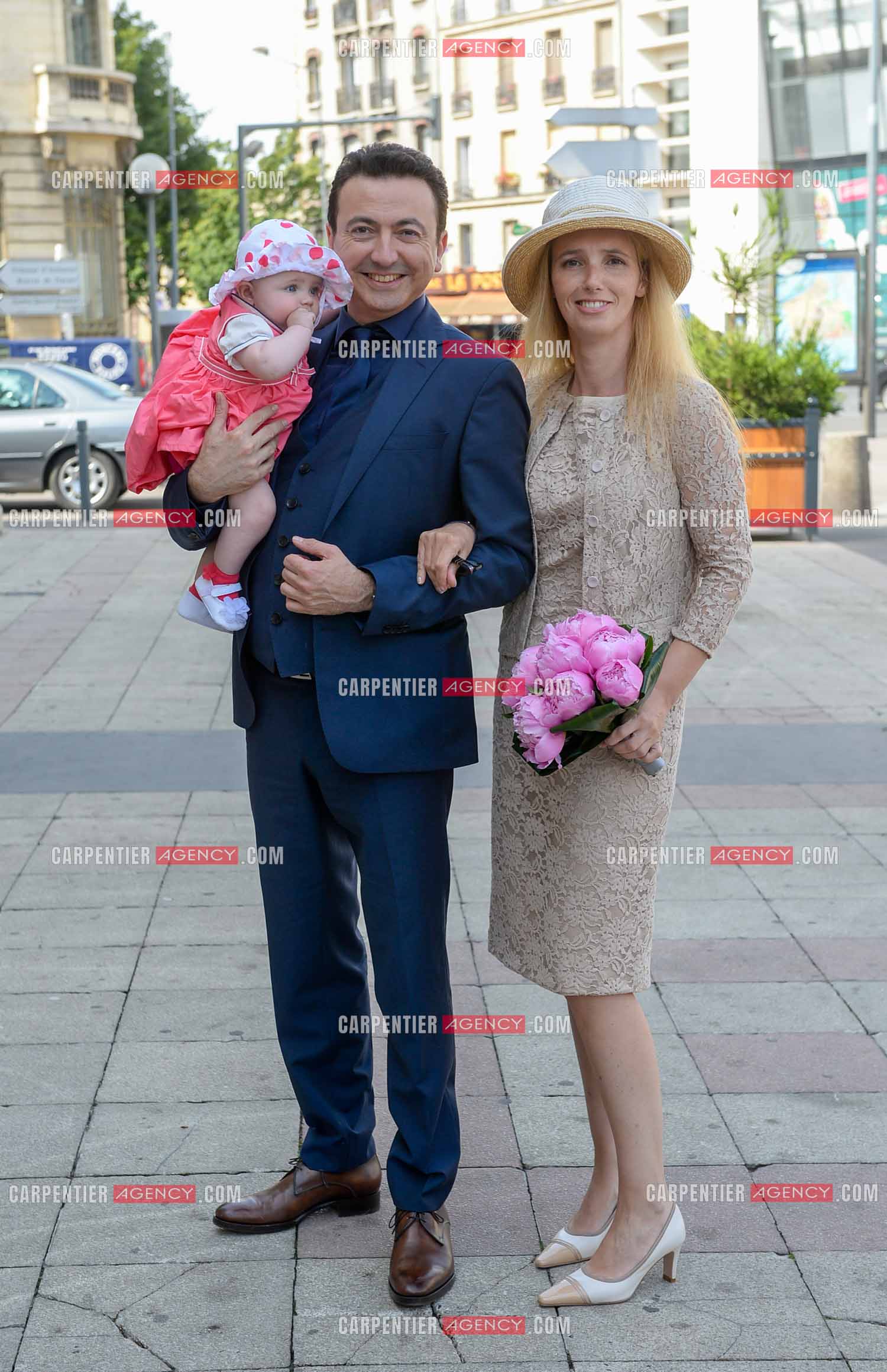 Mariage entre Claire Voyard et l'humoriste imitateur Gérald Dahan à la mairie de St Ouen  Le 12Juin 2015. Claire et Gérald Dahan avec leur petite dernière Élisa.     ( Exclusif )