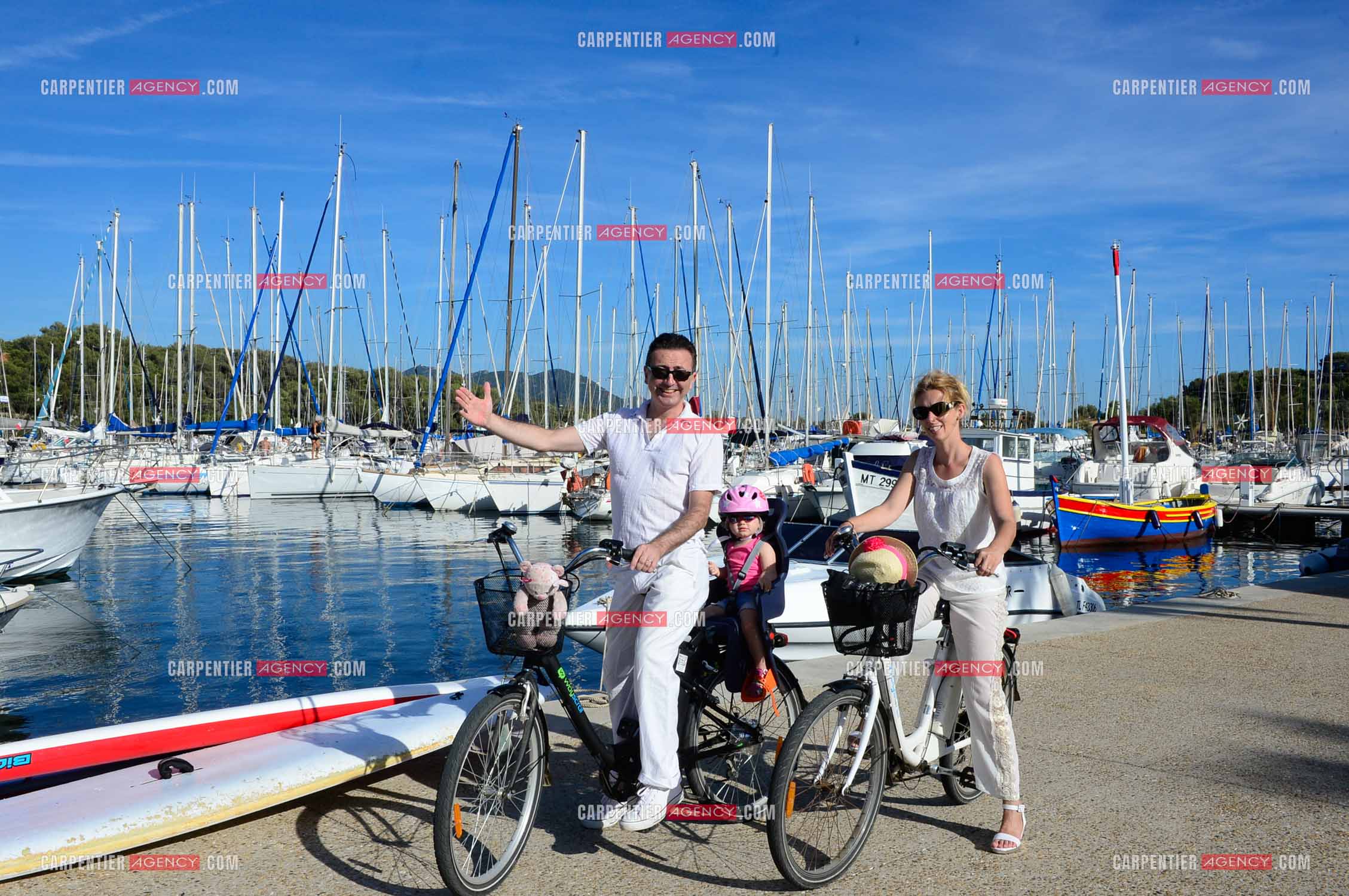 L'humoriste imitateur Gérald Dahan lors de ses vacances en famille avec sa femme Claire et leur fille Elisa sur L'île des Embiez dans le Var.    ( Exclusif )