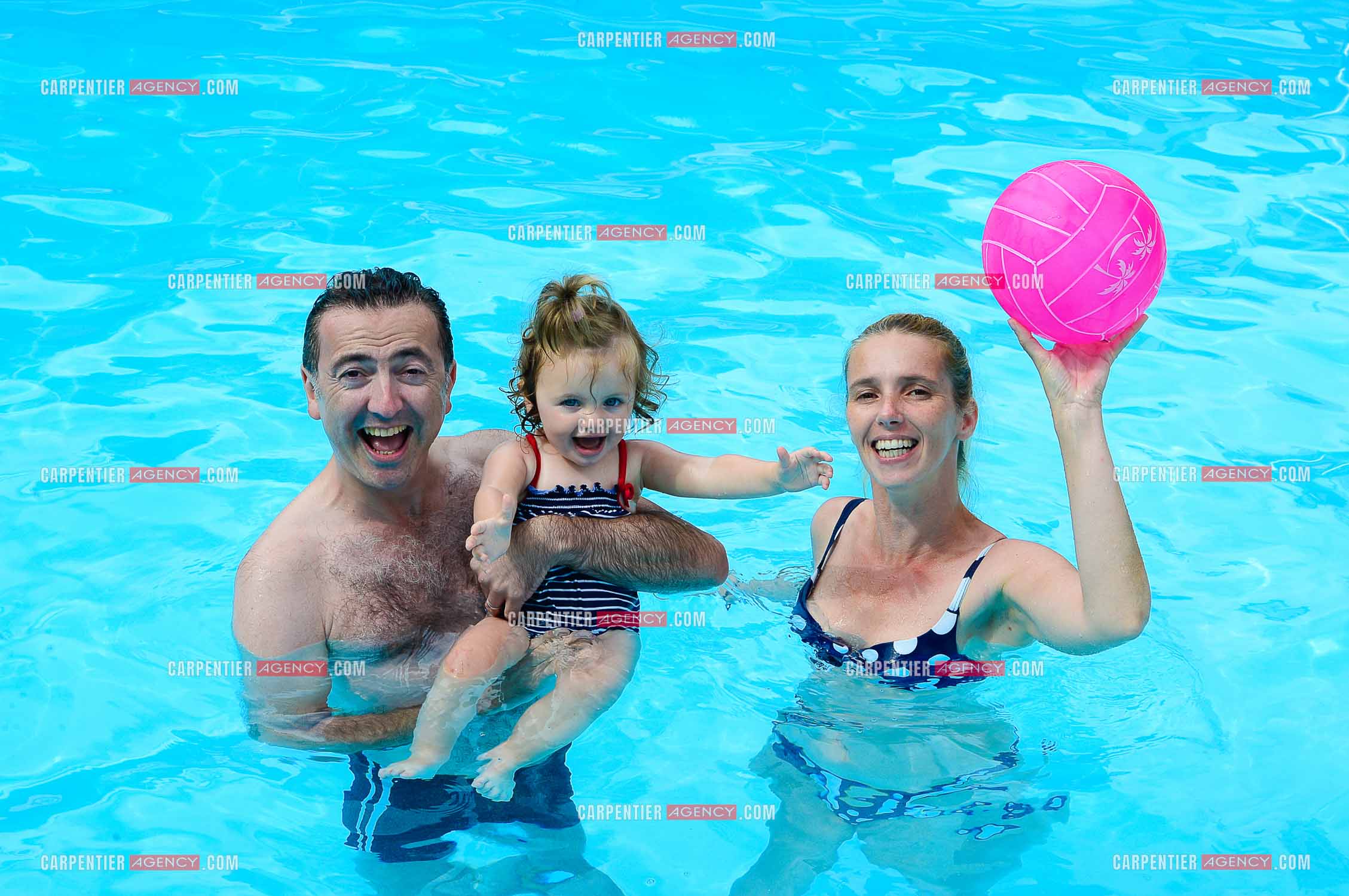 L'humoriste imitateur Gérald Dahan lors de ses vacances en famille avec sa femme Claire et leur fille Elisa sur L'île des Embiez dans le Var.    ( Exclusif )