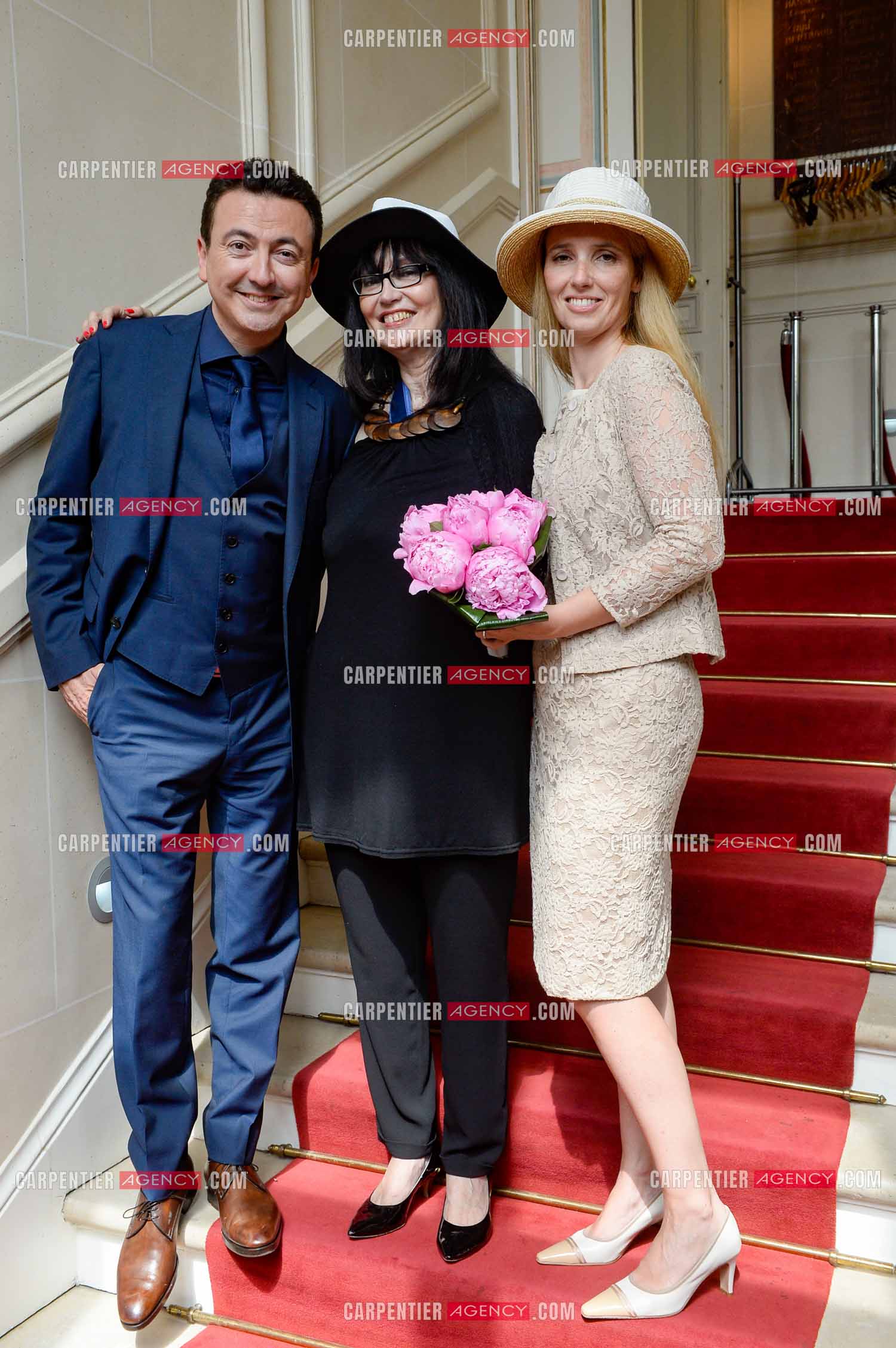 Mariage entre Claire Voyard et l'humoriste imitateur Gérald Dahan à la mairie de St Ouen  Le 12Juin 2015. Gérald Dahan, sa mère Michèlle et sa femme Claire.      ( Exclusif )