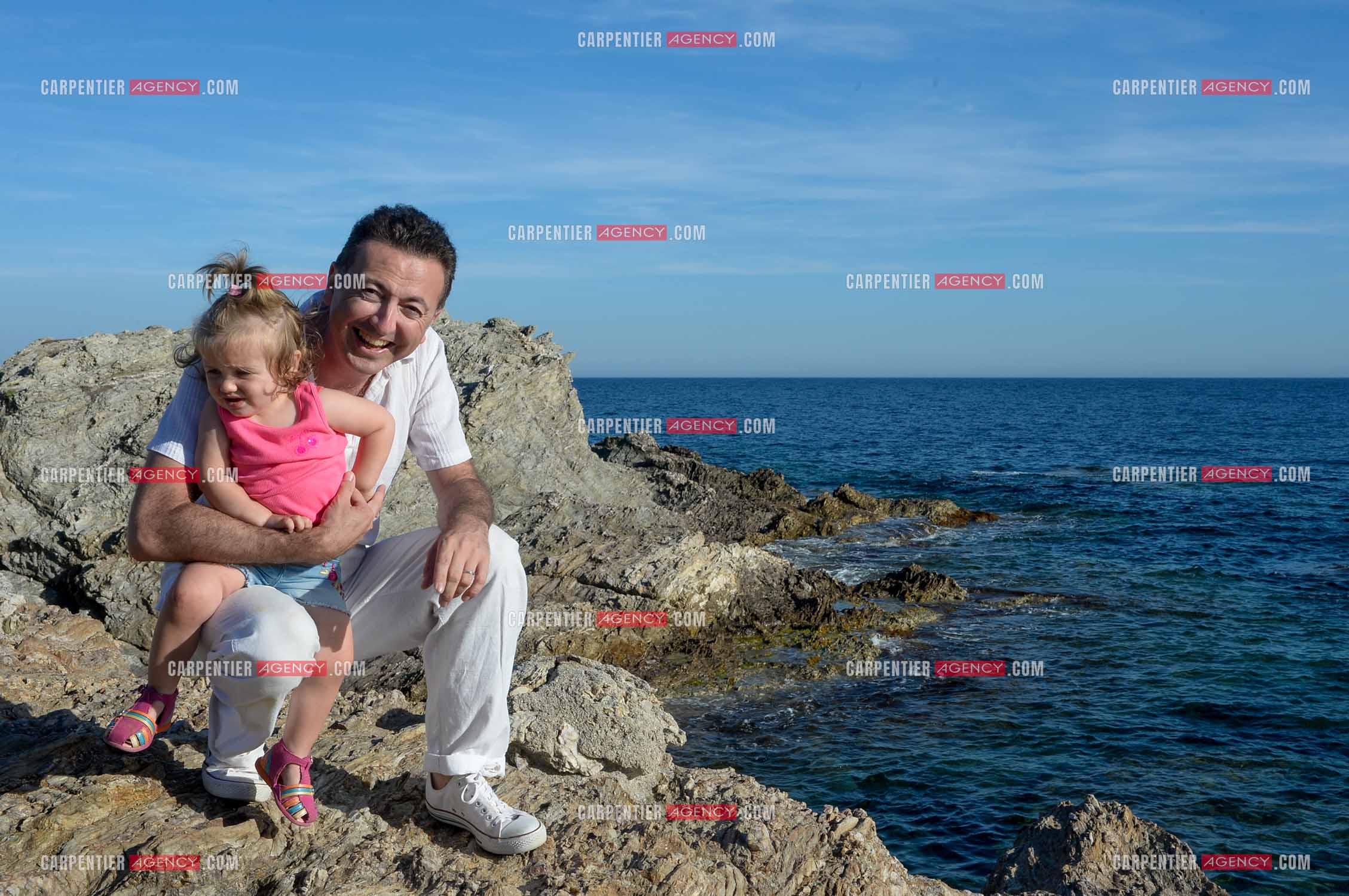 L'humoriste imitateur Gérald Dahan lors de ses vacances en famille avec sa femme Claire et leur fille Elisa sur L'île des Embiez dans le Var.    ( Exclusif )