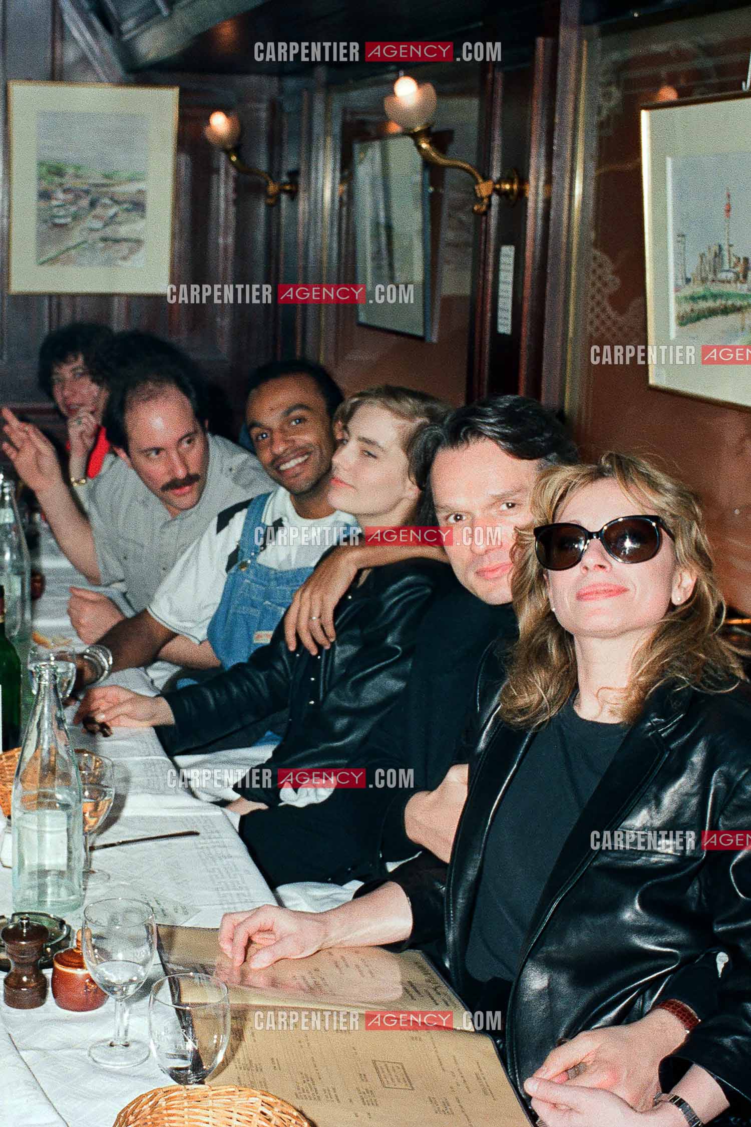 La chanteuse Véronique Sanson lors d'un diner avec son nouveau compagnon l'acteur François-Éric Gendron en 1989. En arrière plan, le batteur Manu Katché et sa compagne l'actrice Sophie Duez.    ( Exclusif )
