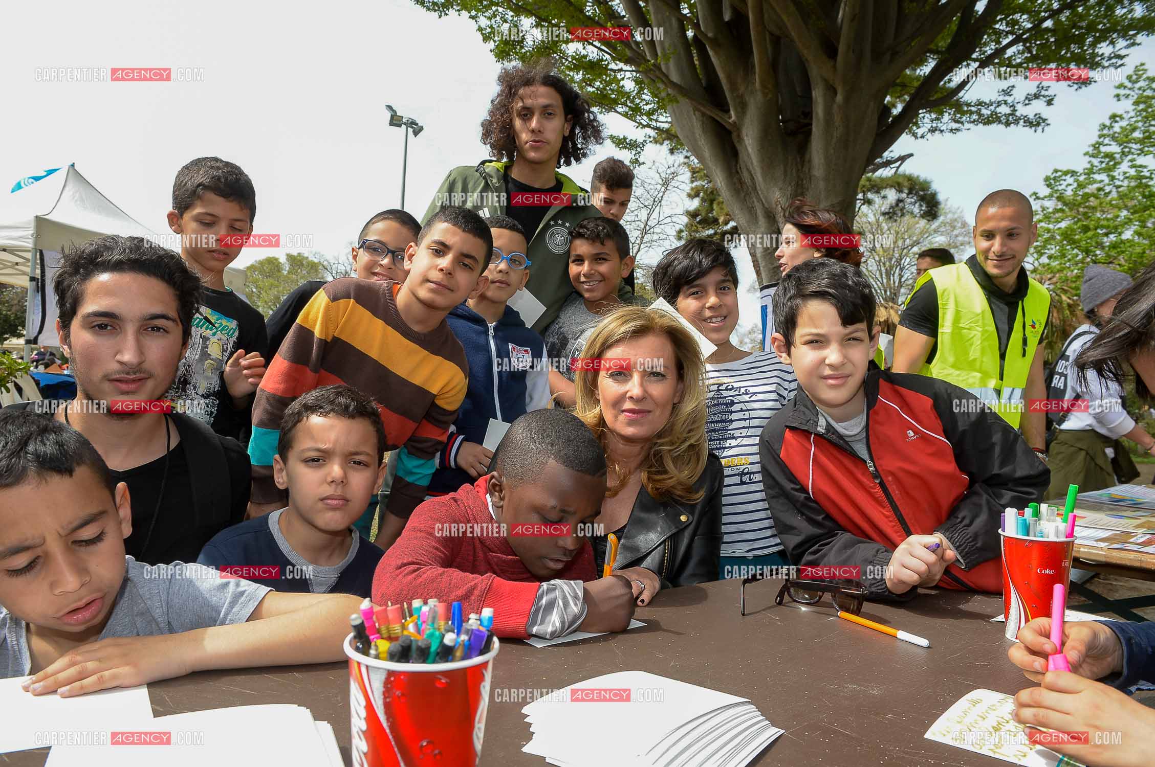 Valérie Trierweiler fait la chasse aux œufs de Pâques solidaire du secours Pop 13. Valérie a passé toute l'après-midi auprès des enfants du Secours Pop à Marseille au Parc Longchamp.