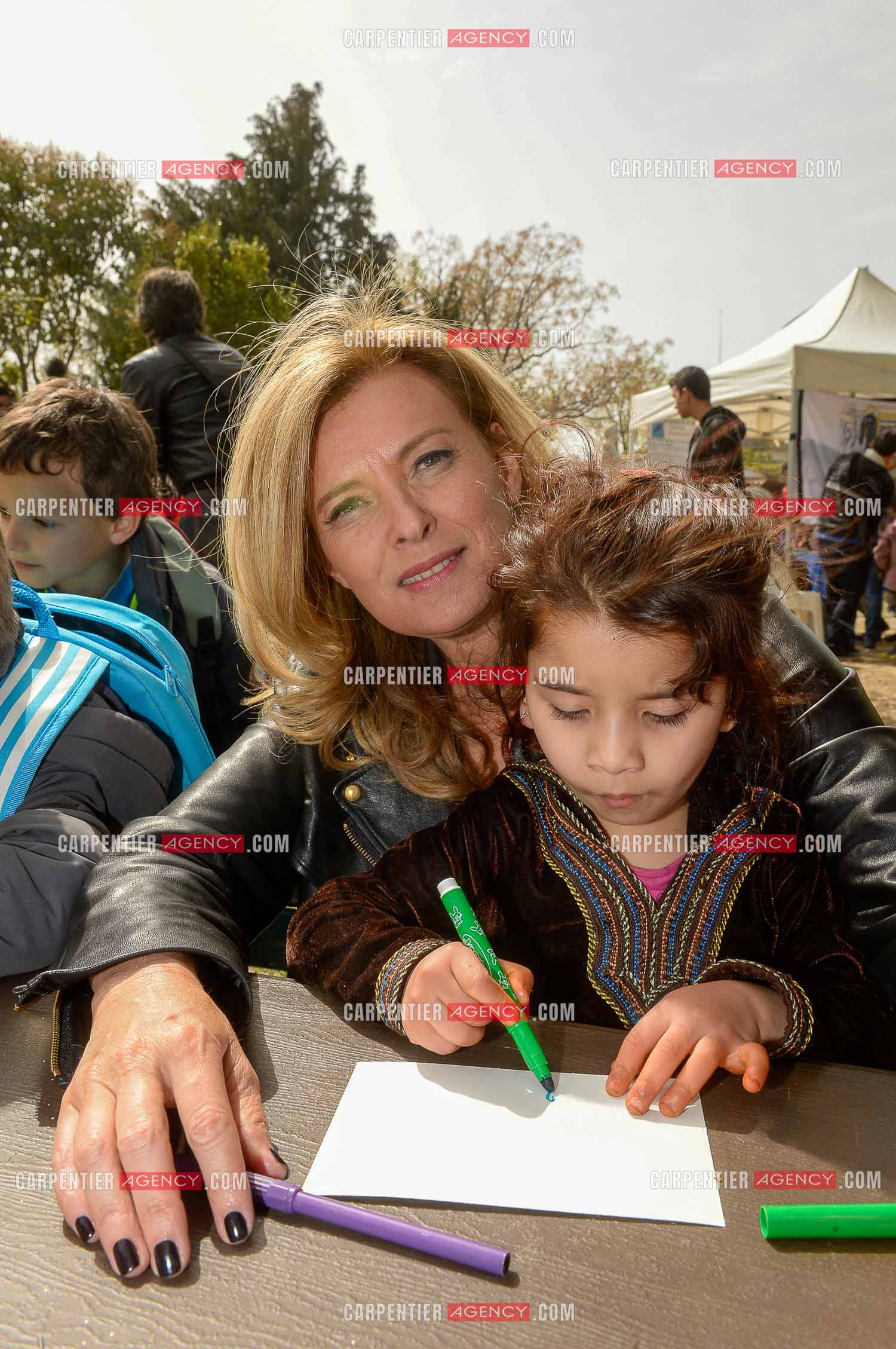 Valérie Trierweiler fait la chasse aux œufs de Pâques solidaire du secours Pop 13. Valérie a passé toute l'après-midi auprès des enfants du Secours Pop à Marseille au Parc Longchamp.