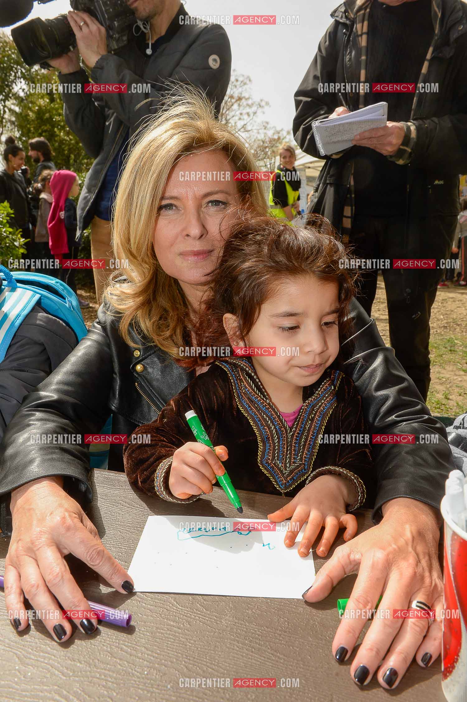 Valérie Trierweiler fait la chasse aux œufs de Pâques solidaire du secours Pop 13. Valérie a passé toute l'après-midi auprès des enfants du Secours Pop à Marseille au Parc Longchamp.