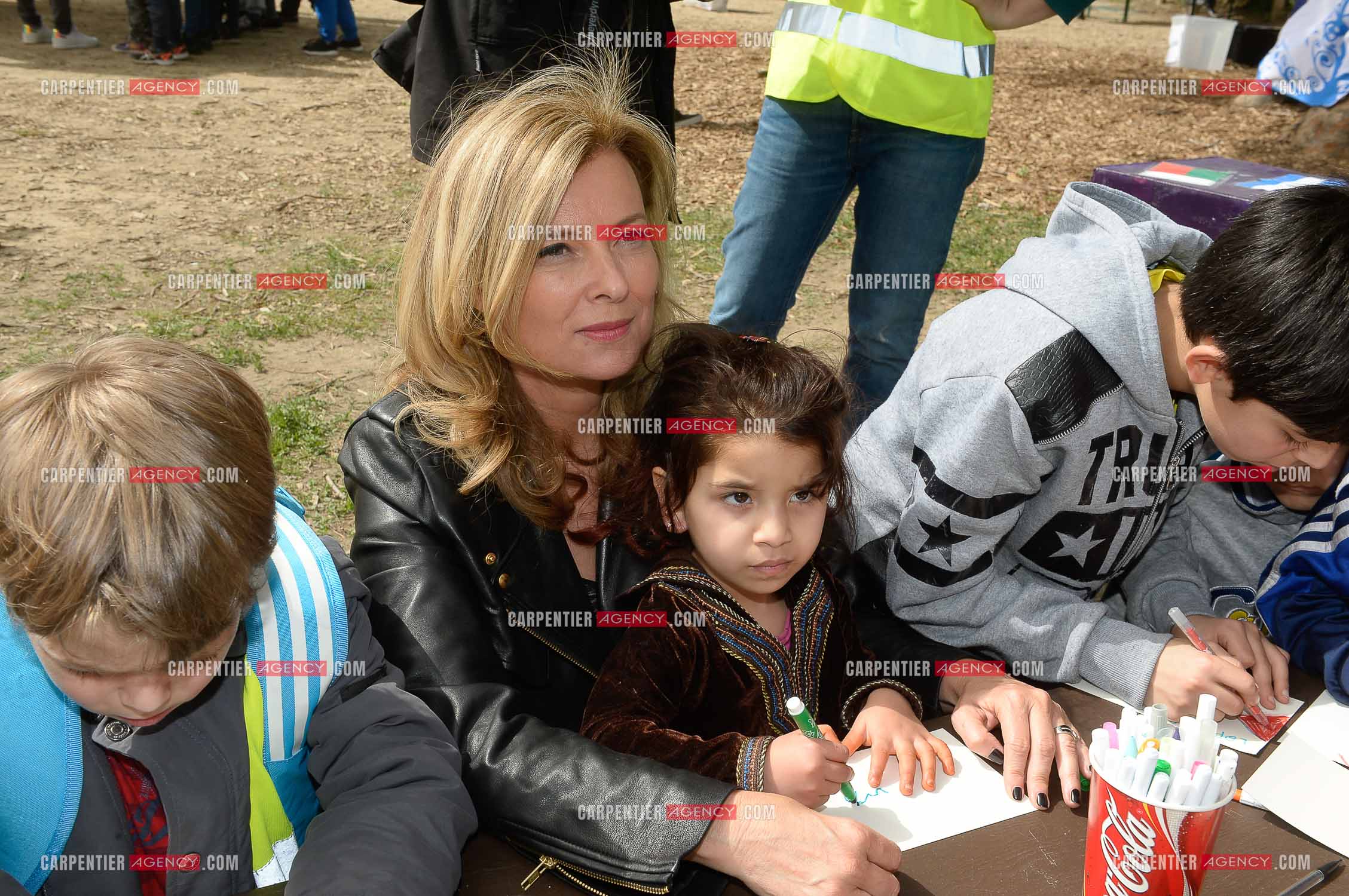 Valérie Trierweiler fait la chasse aux œufs de Pâques solidaire du secours Pop 13. Valérie a passé toute l'après-midi auprès des enfants du Secours Pop à Marseille au Parc Longchamp.