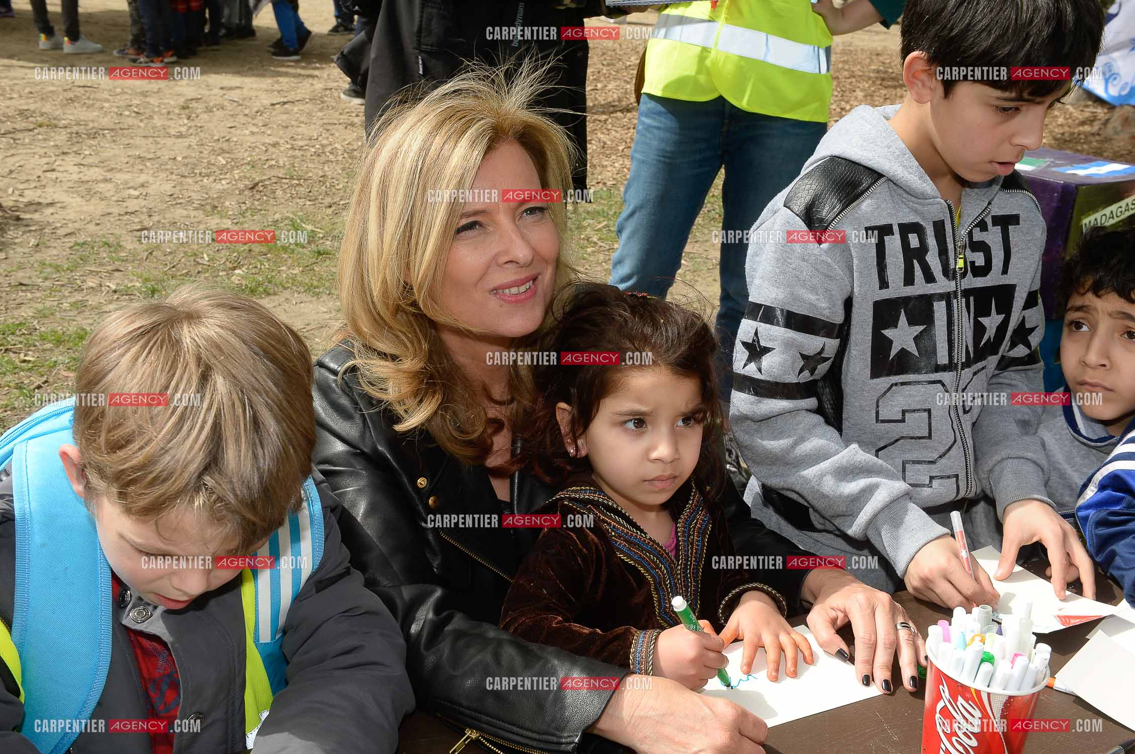 Valérie Trierweiler fait la chasse aux œufs de Pâques solidaire du secours Pop 13. Valérie a passé toute l'après-midi auprès des enfants du Secours Pop à Marseille au Parc Longchamp.