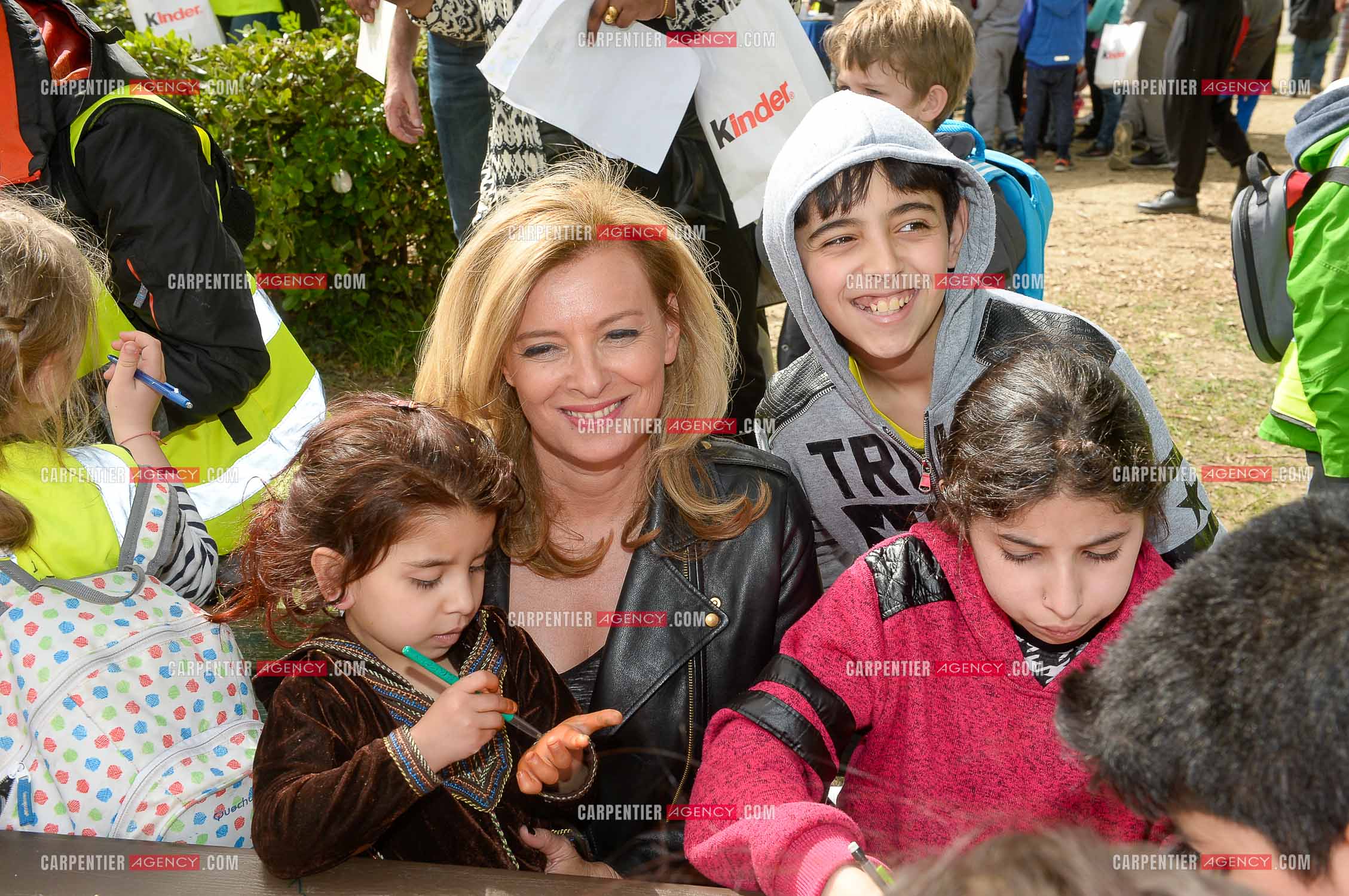 Valérie Trierweiler fait la chasse aux œufs de Pâques solidaire du secours Pop 13. Valérie a passé toute l'après-midi auprès des enfants du Secours Pop à Marseille au Parc Longchamp.