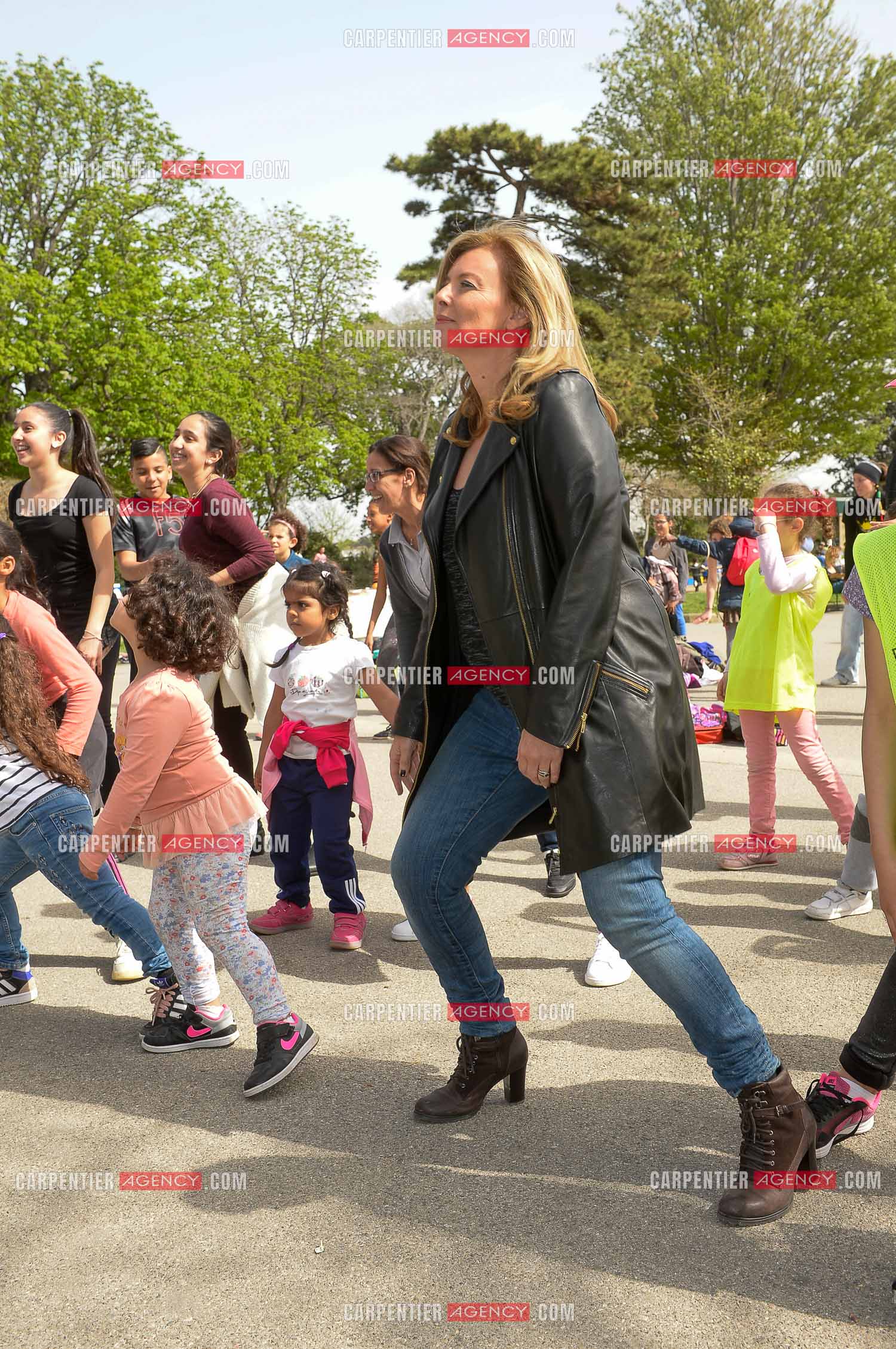 Valérie Trierweiler fait la chasse aux œufs de Pâques solidaire du secours Pop 13. Valérie a passé toute l'après-midi auprès des enfants du Secours Pop à Marseille au Parc Longchamp.